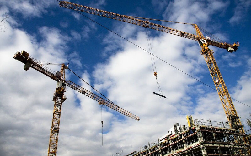 Eurodeputados querem reduzir IVA da construção e admitem limites a rendas de curta duração
