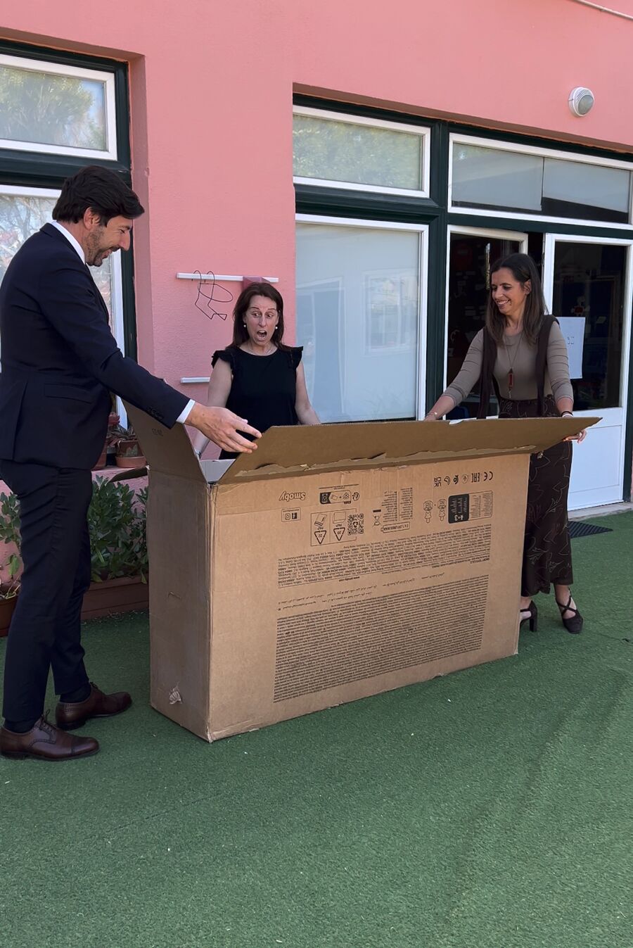 APIA recebe como oferta do Tio Rodolfo Natário uma casinha nova