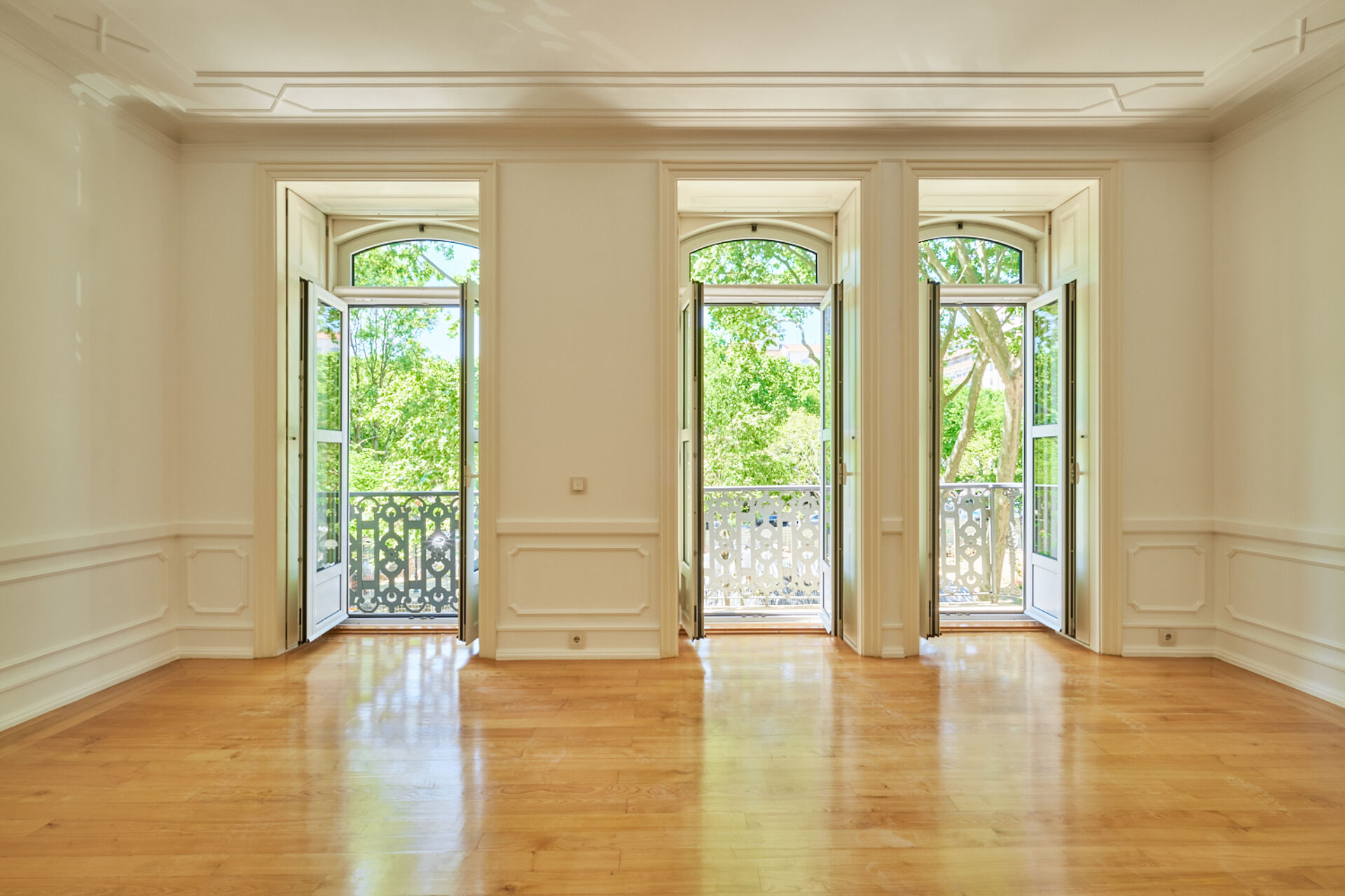 Charmoso e luxuoso apartamento T2 com garagem no "Condomínio Opera"