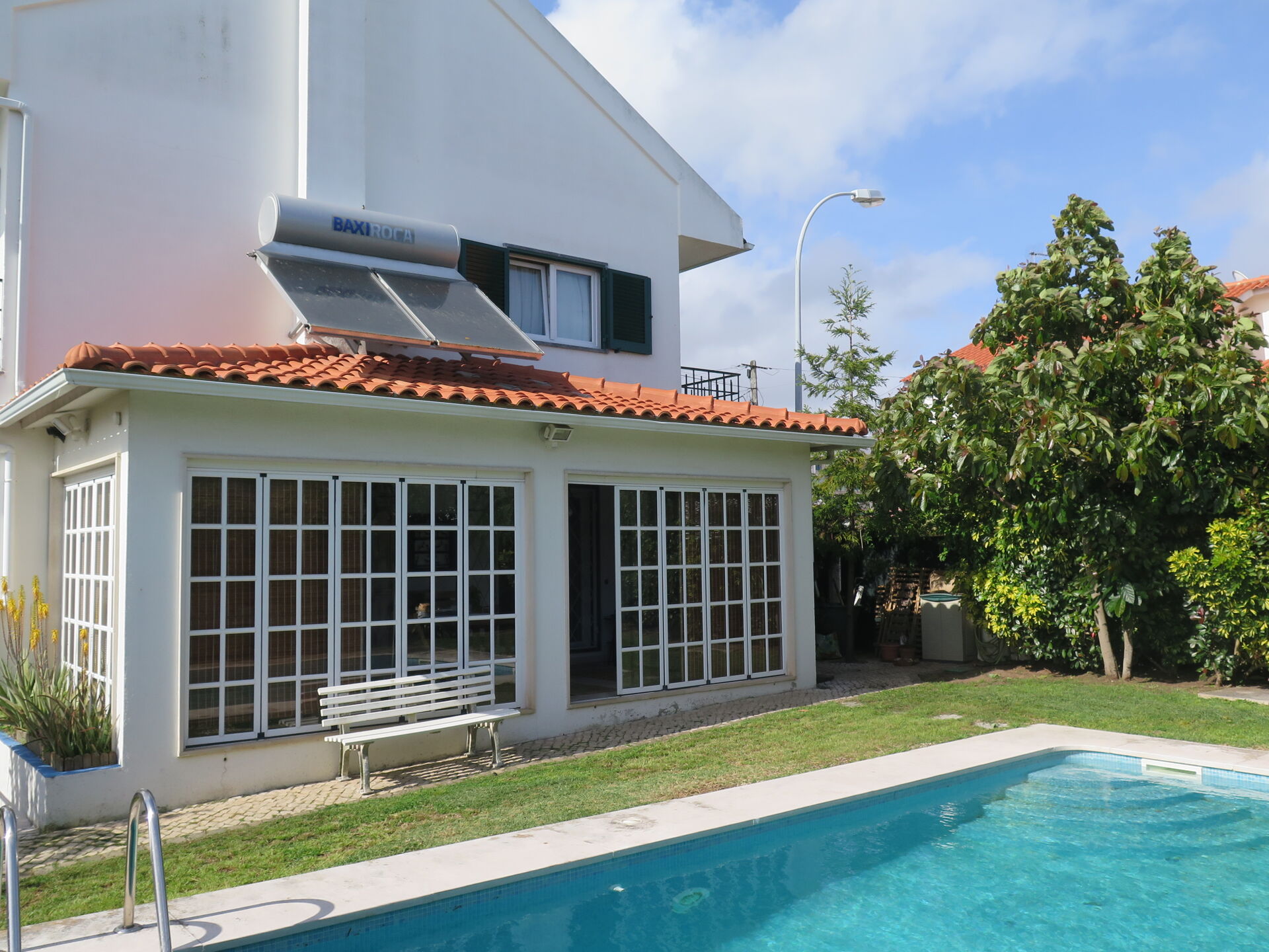 *ARRENDADO* Moradia em Queijas com piscina para arrendar