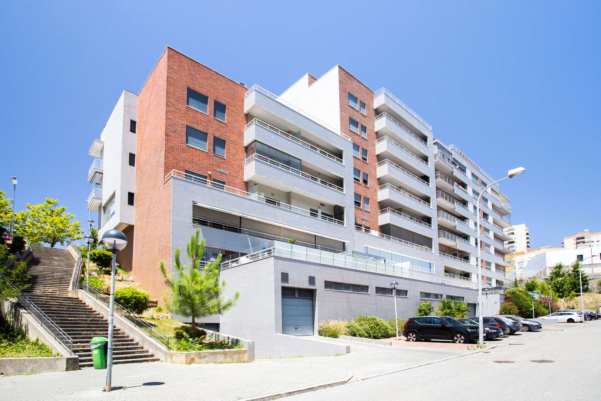 T2 para arrendar com garagem para 2 carros e cozinha equipada