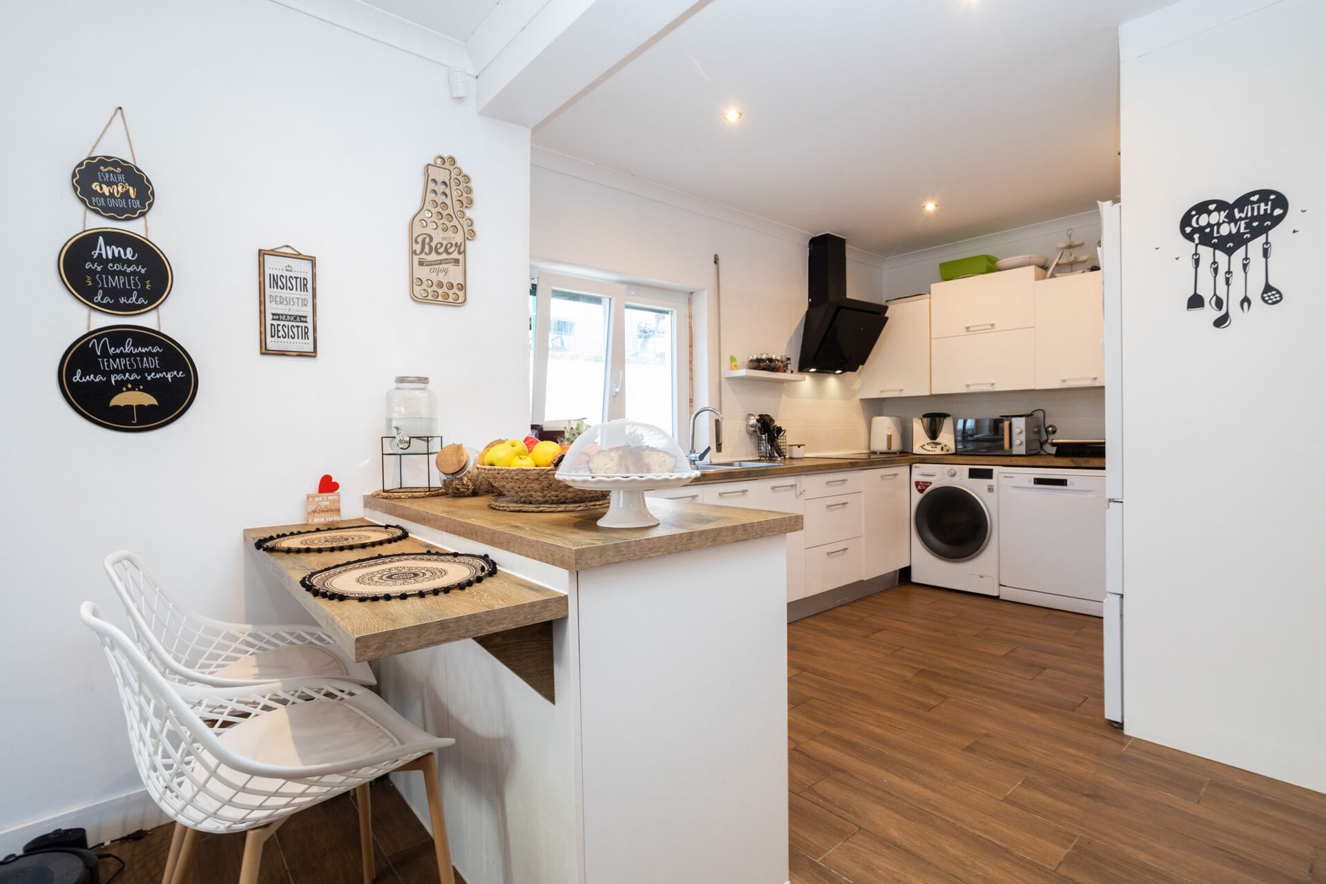 Moradia T4 com estacionamento e jardim 