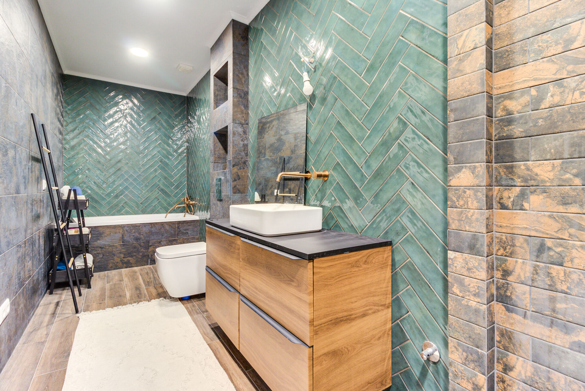 Moradia T5 em banda totalmente remodelada.