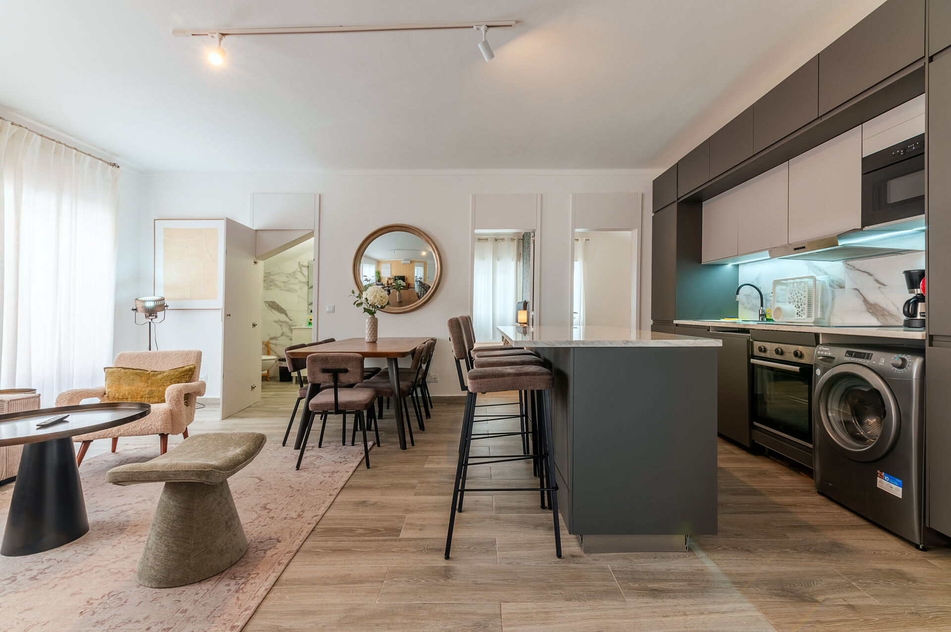 PINTAINHOS HOUSE T10-Invista no Seu Futuro: Moradia Unifamiliar Remodelada em Carregado com 3 Apartamentos Independentes e Amplo Jardim