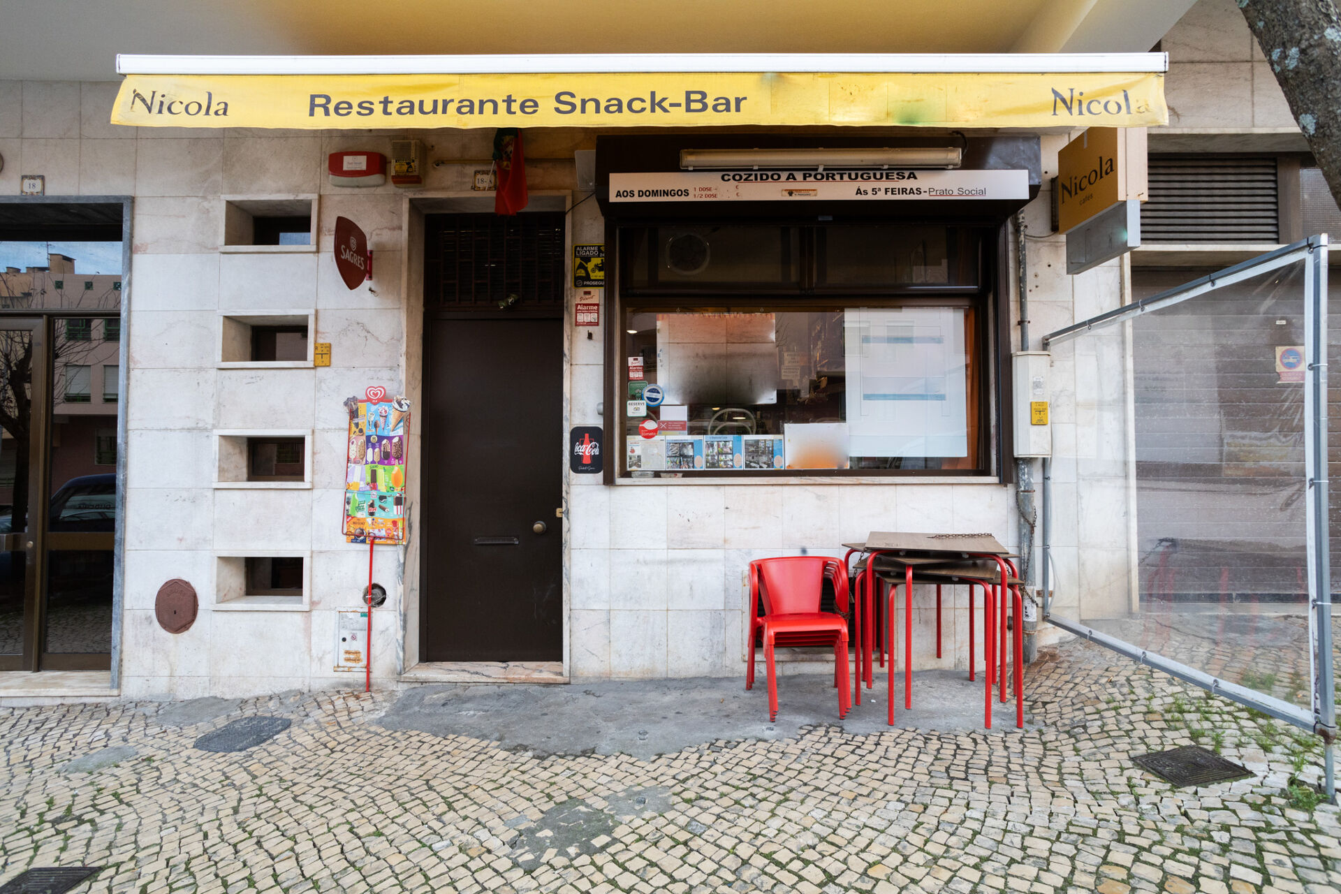 Restaurante composto por 3 lojas e em pleno funcionamento