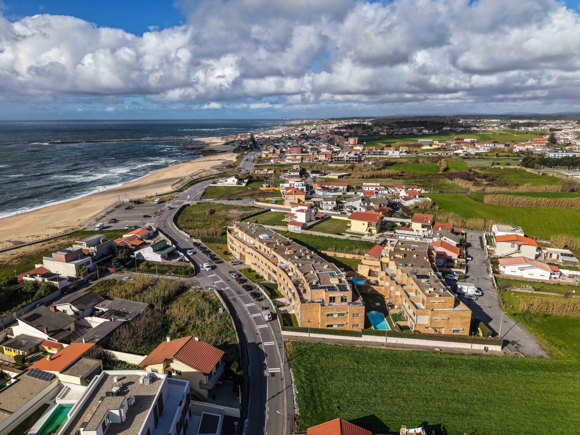 Apartamento de Sonho em Lavra: Vista Mar, Piscina e Conforto a 1 Minuto da Praia!

