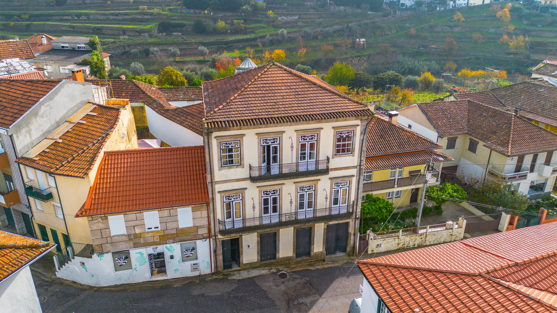 Encante-se com este Palacete Único no Coração do Douro – Um Refúgio de Luxo e História em Lamego!

