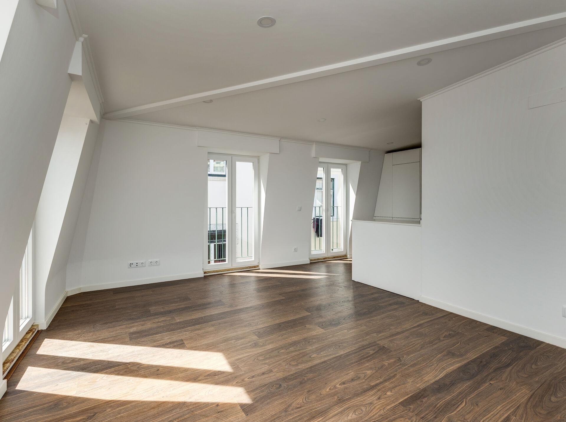 Elegância Moderna no Coração de Lisboa: T2 com vista de rio e cidade