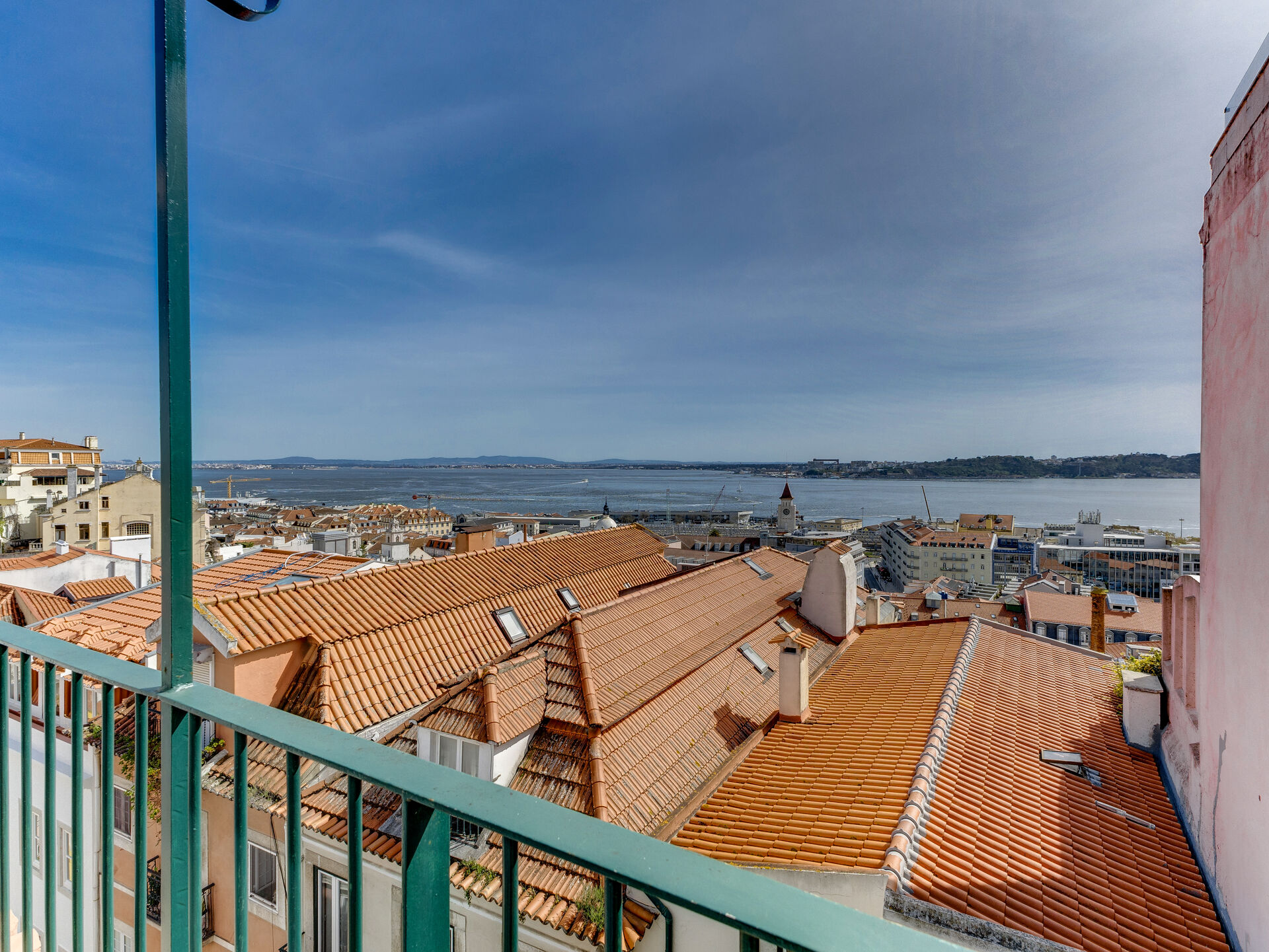 Elegância Moderna no Coração de Lisboa: T2 com vista de rio e cidade