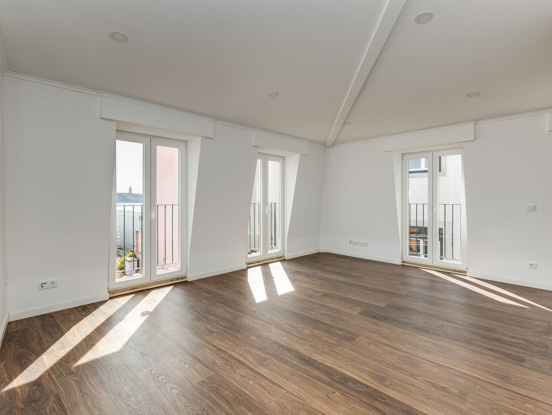 Elegância Moderna no Coração de Lisboa: T2 com vista de rio e cidade