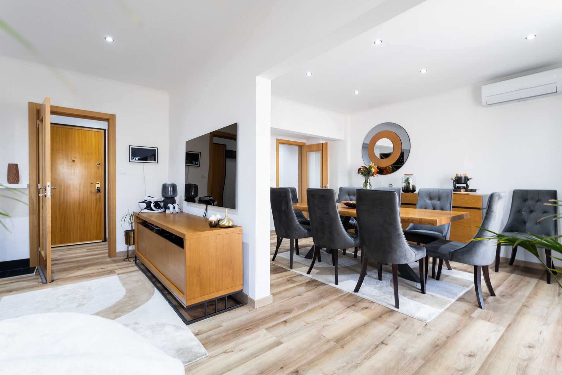 Apartamento T5, remodelado, em Algés. 