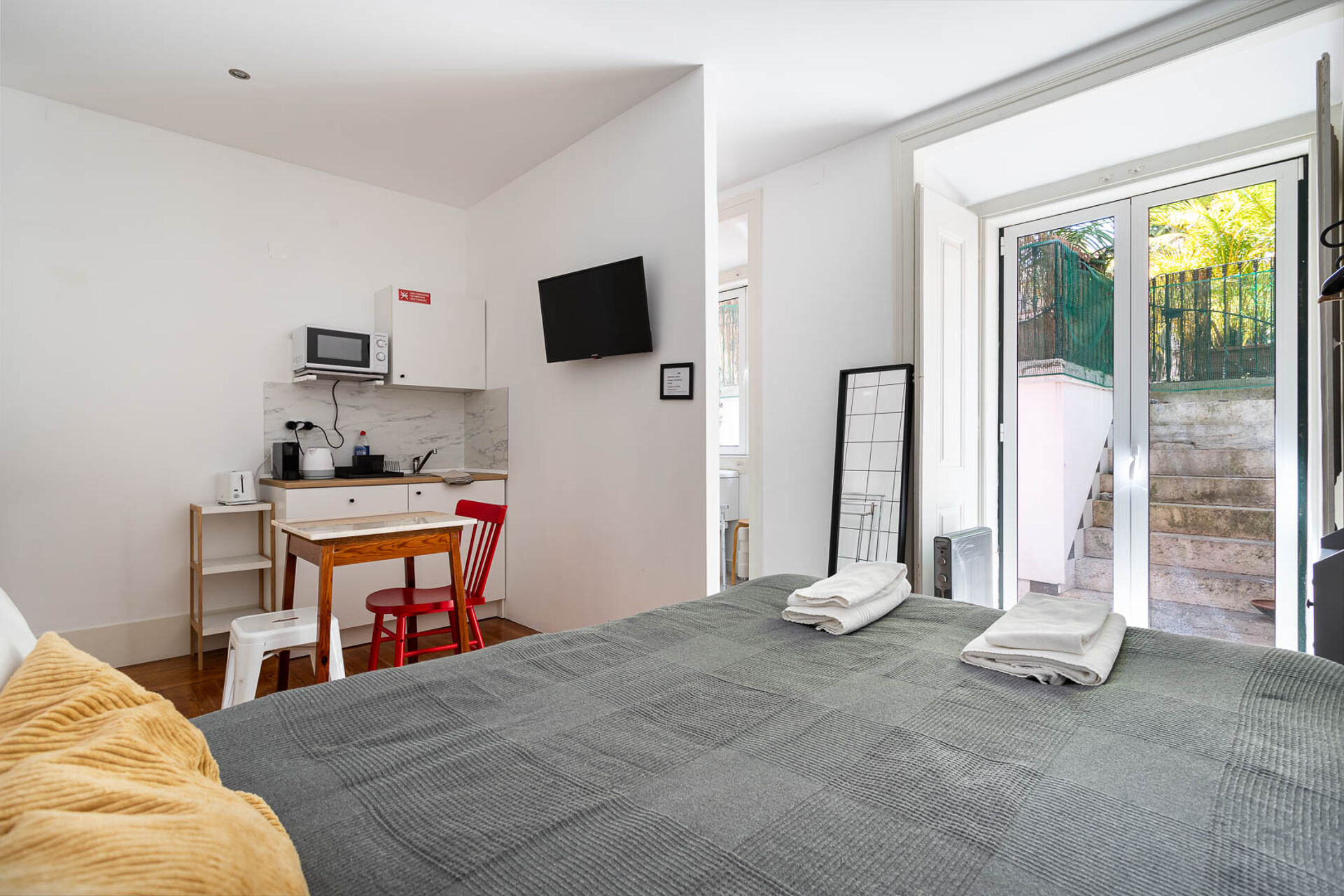 Investimento Premium no Príncipe Real: 4 Estúdios Remodelados - Rentabilidade Garantida!