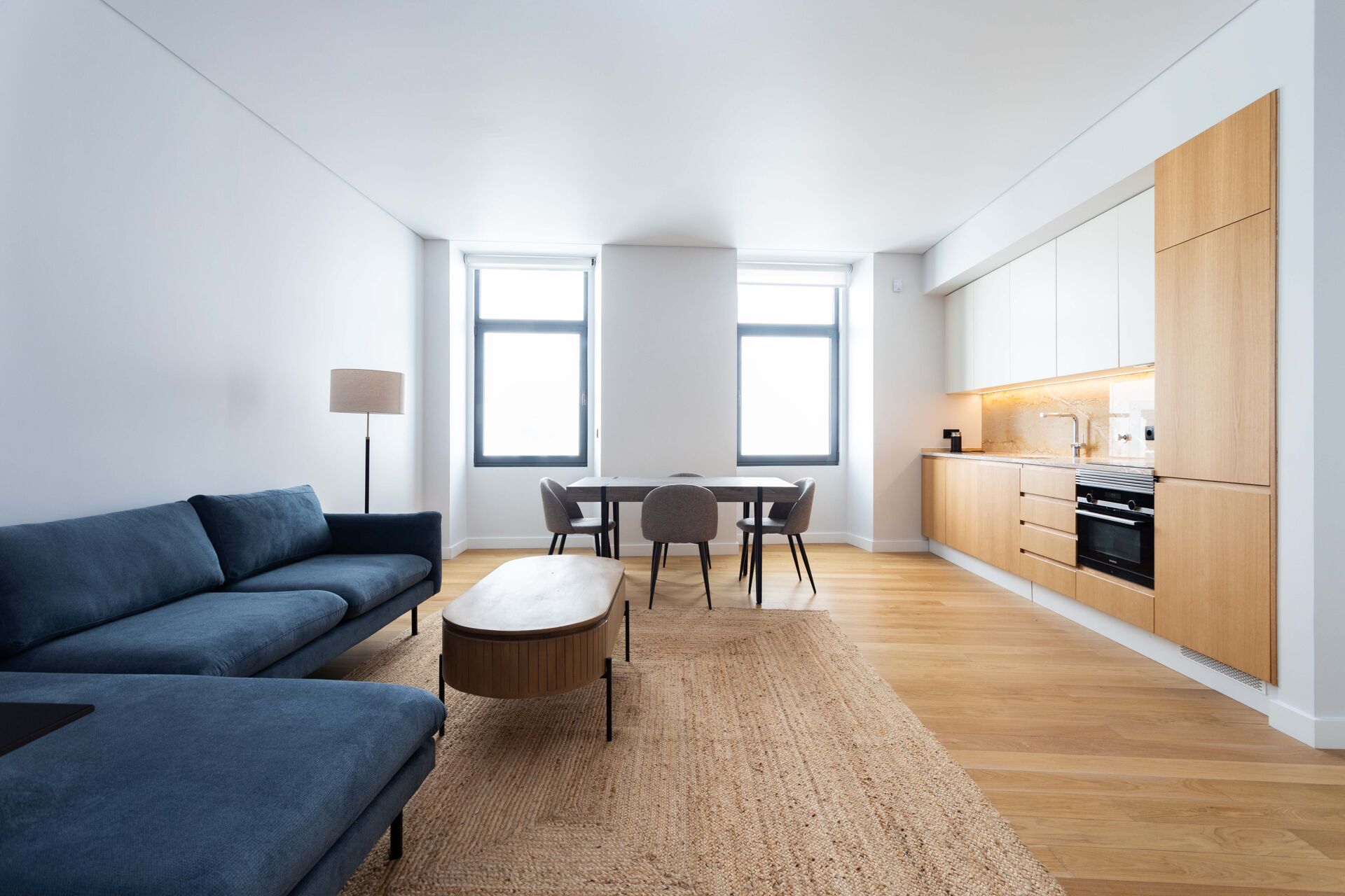 Encante-se com a Modernidade e Vista Mar: Luxuoso Apartamento em Cascais