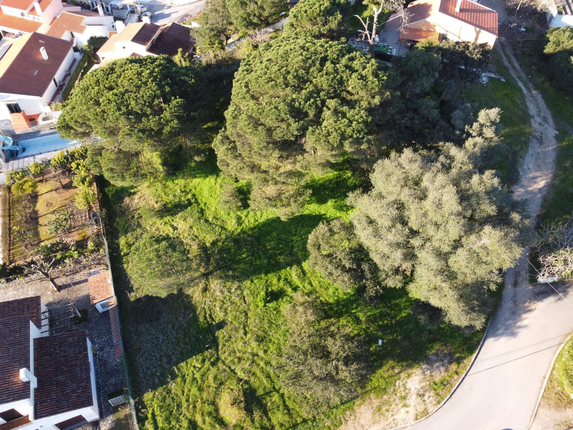 Terreno urbano com 960 m² | Projeto aprovado | Licença válida até setembro de 2026 | Sesimbra