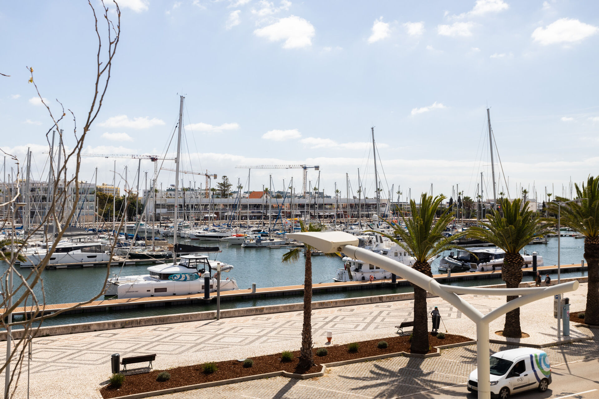 Descubra o Seu Refúgio Minimalista: Apartamento para Renovar em Zona Tranquila com Varanda Charmosa!