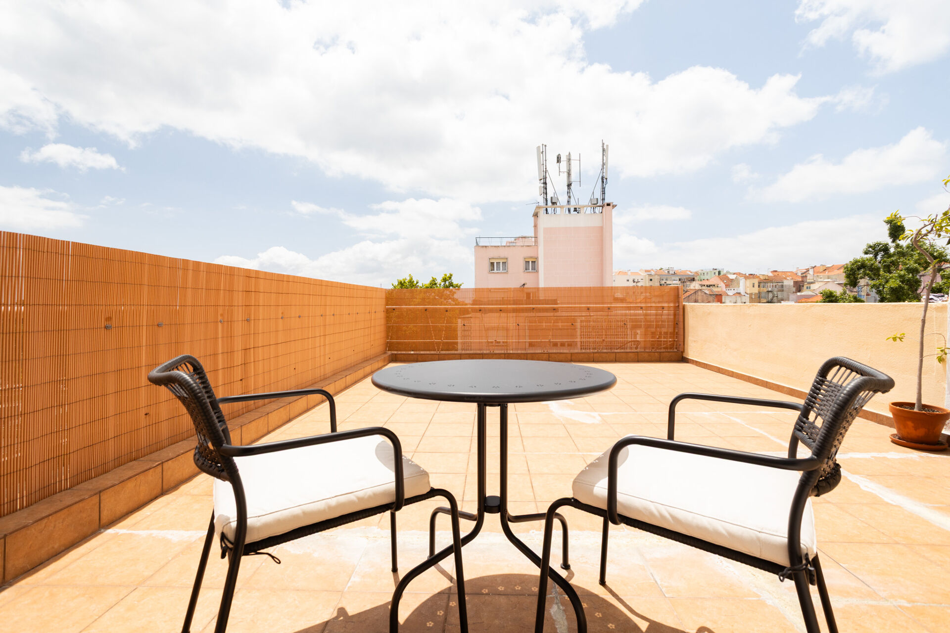 Apartamento T2 com Terraço e Vista Rio – Penha de França
