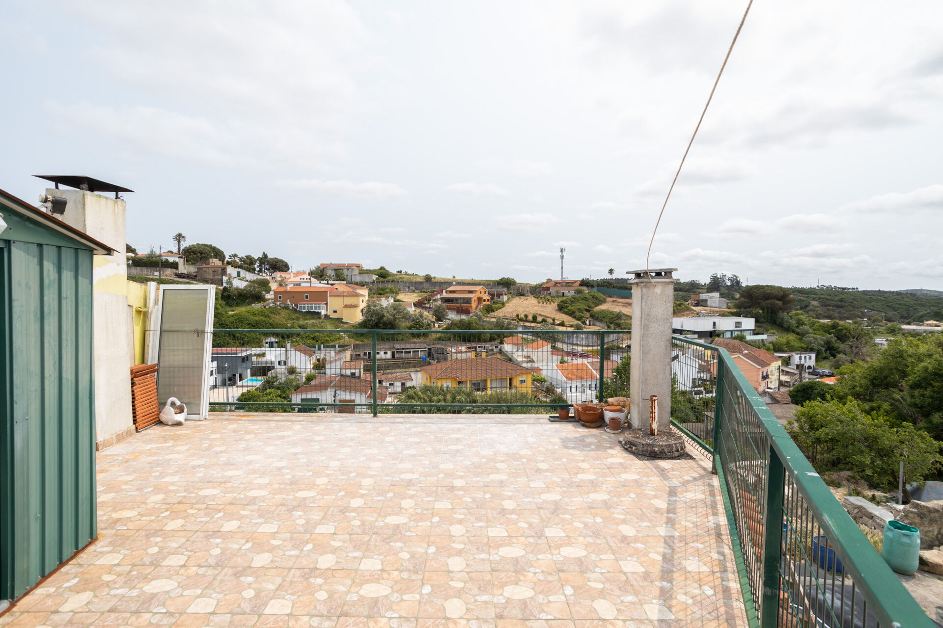 Moradia familiar de Charme e Conforto com Amplo Terraço e Estacionamento Privativo