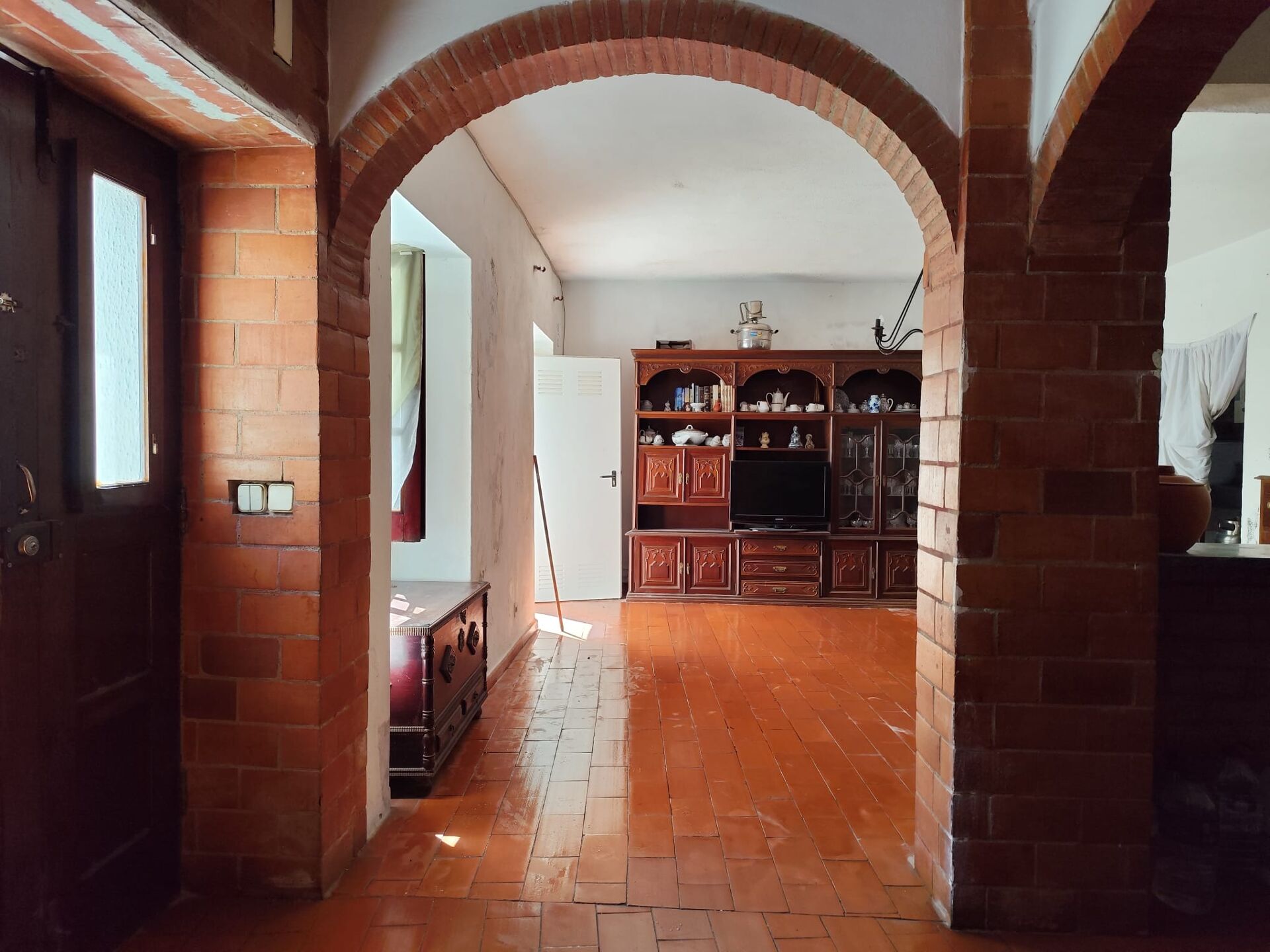 Encantadora Moradia na Mouraria: Oportunidade Única para Personalizar e Valorizar no Centro de Moura!
