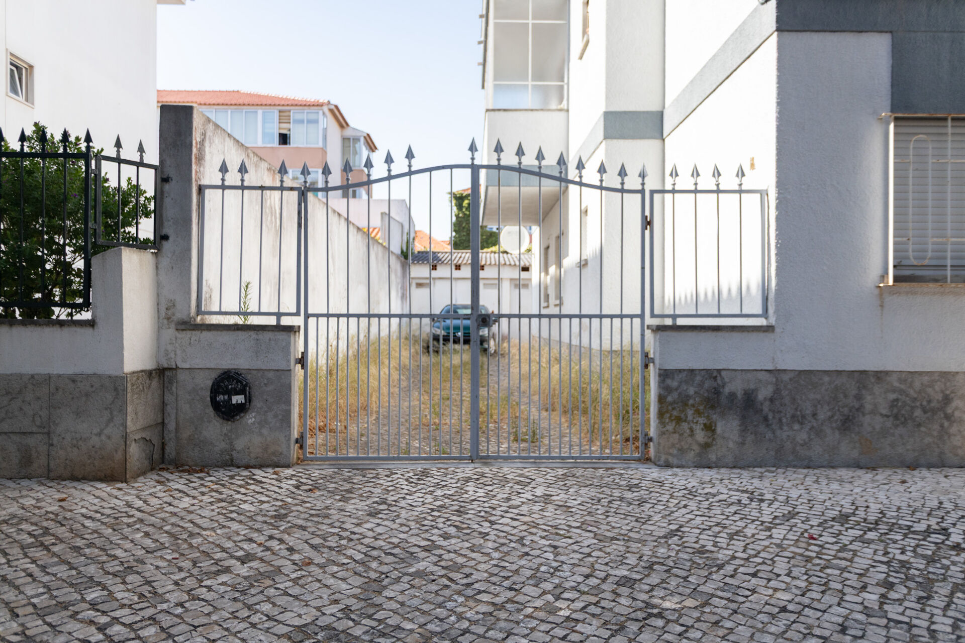 Garagem Coberta em Localização Estratégica: Proteção e Conforto para o Seu Veículo!
