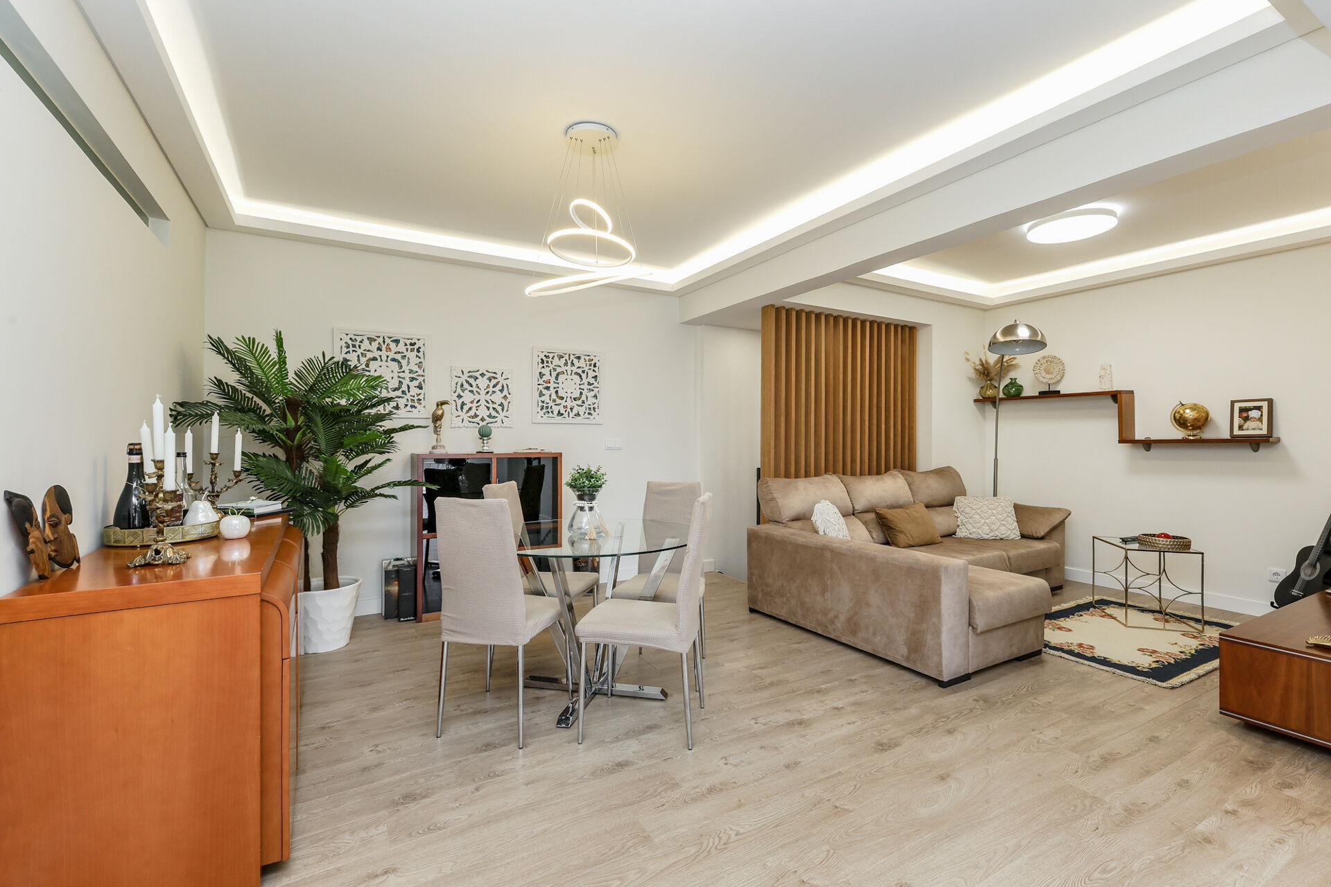 Apartamento T1 convertido em T3 com 120m2 Moderno e Remodelado em Casal de São Brás com Garagem Privativa – Perfeito para a Sua Família!