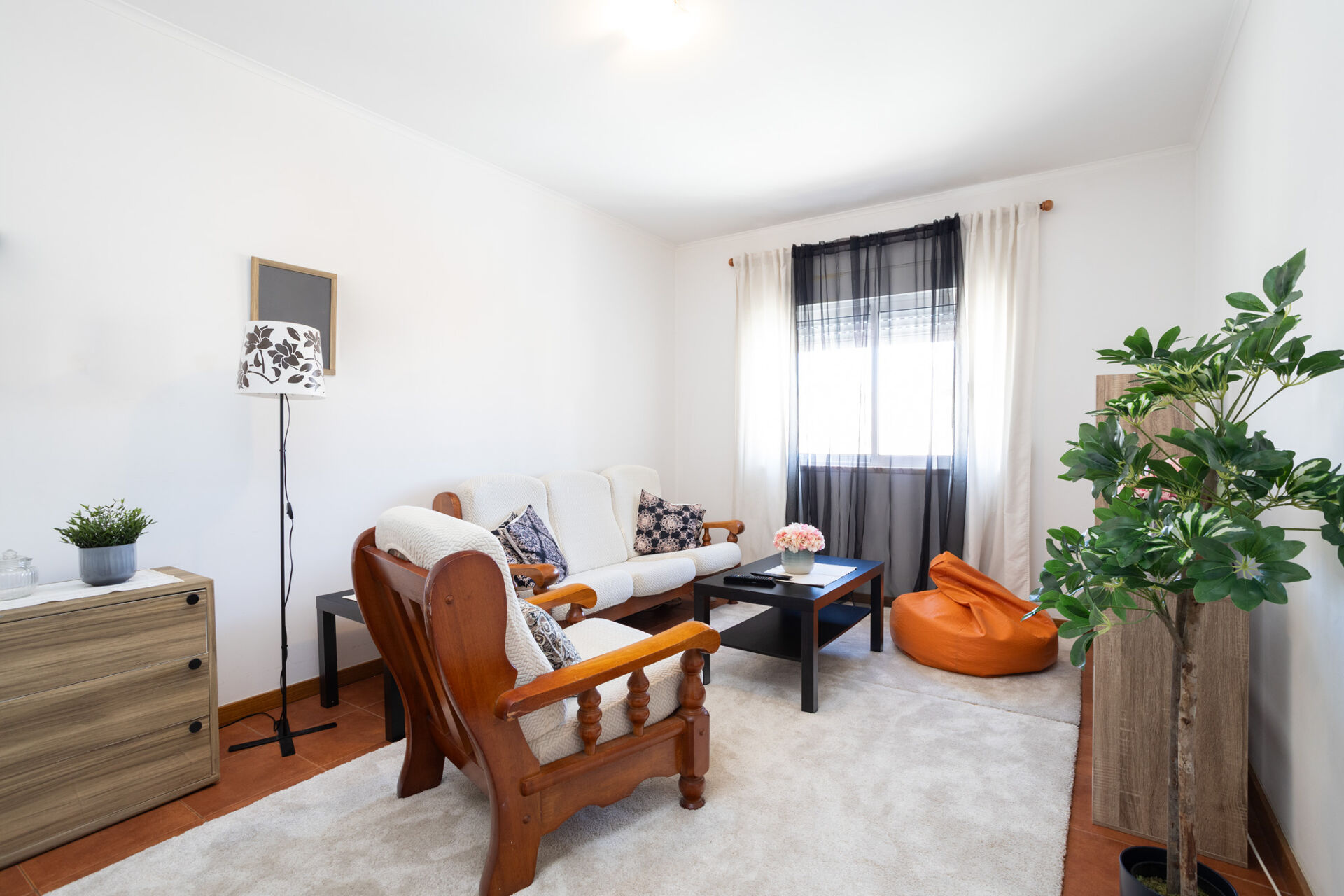 Apartamento T1 Luminoso e Moderno no Coração de Carnaxide - Conforto e Conveniência à Sua Porta!
