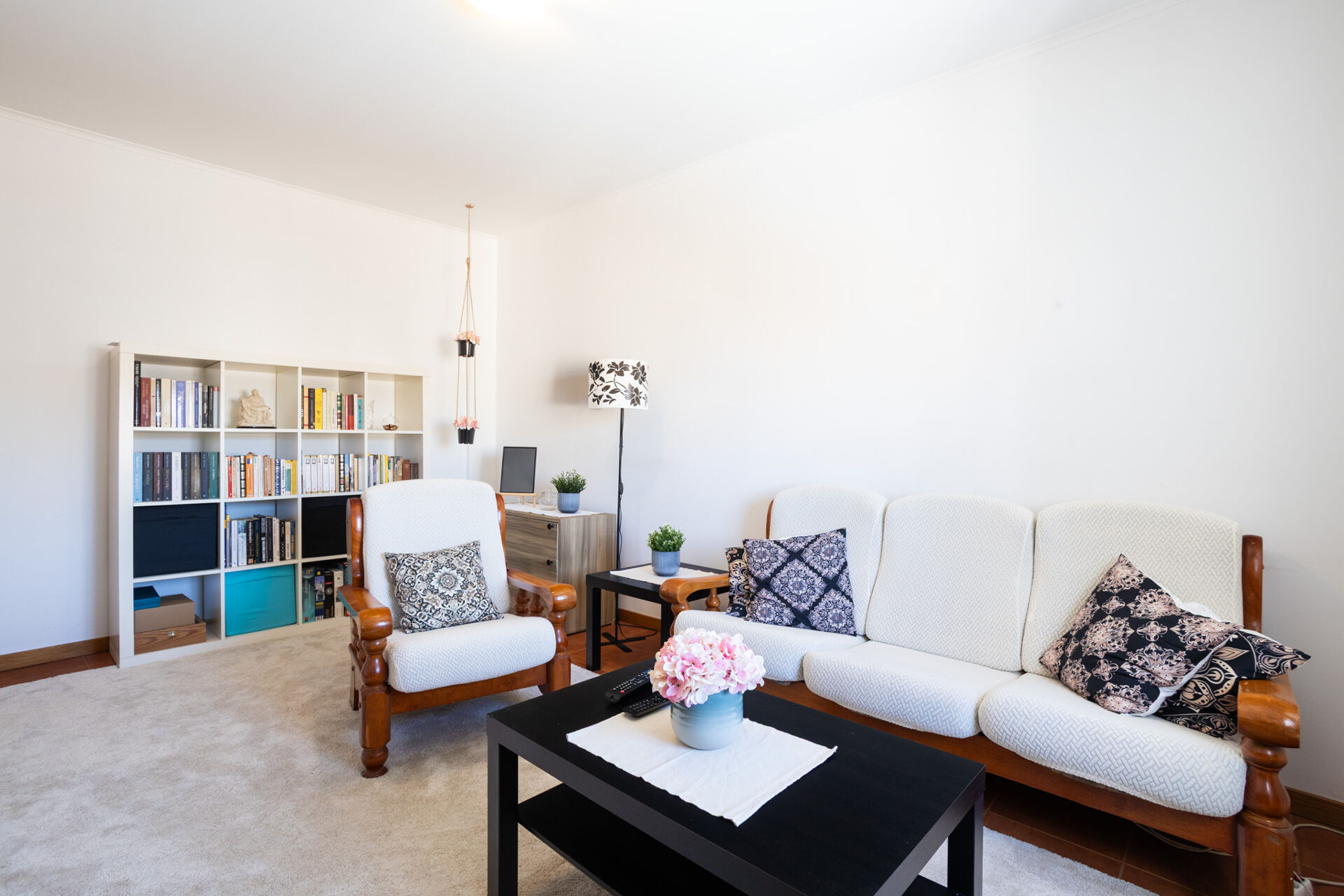 Apartamento T1 Luminoso e Moderno no Coração de Carnaxide - Conforto e Conveniência à Sua Porta!
