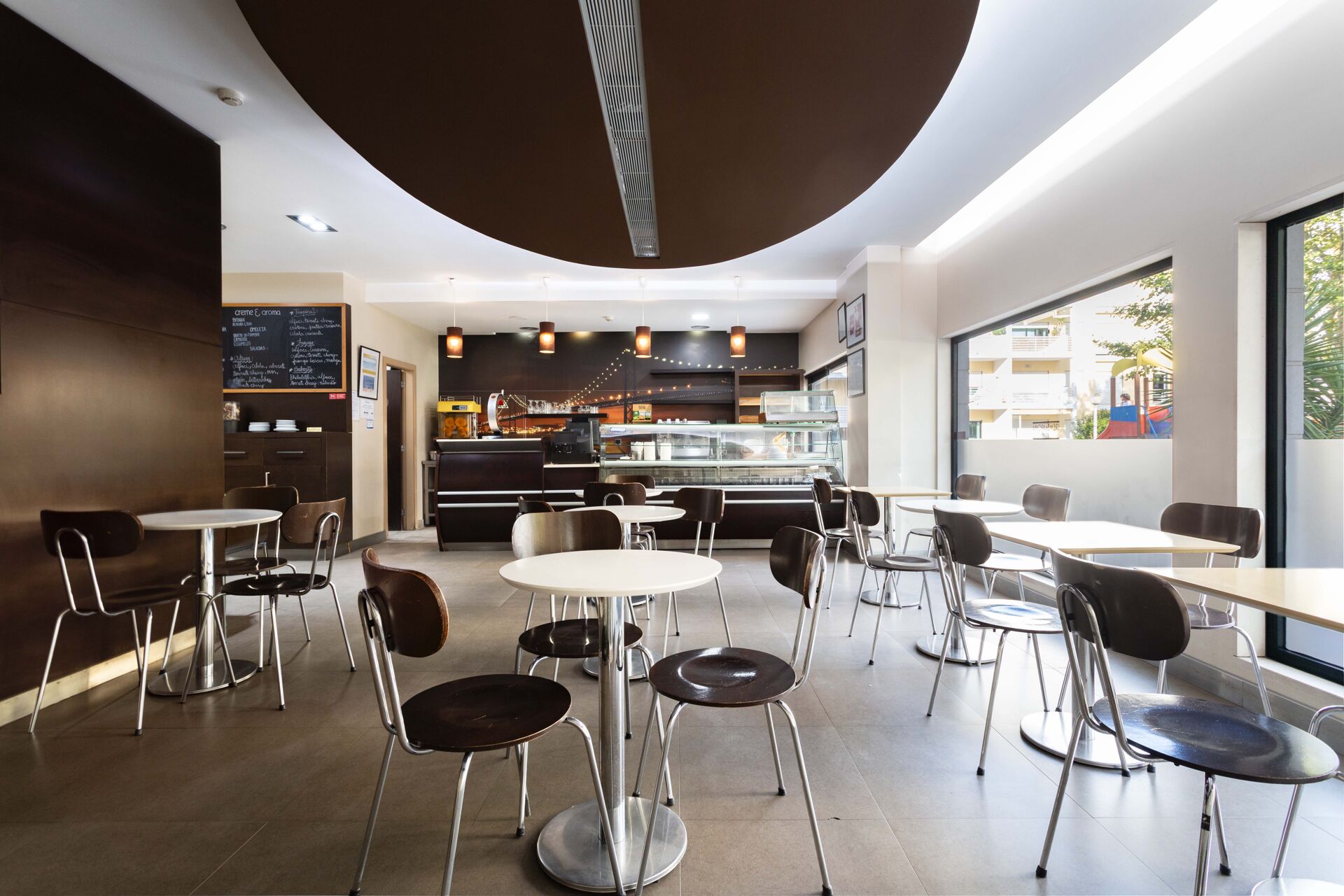 Espaço Versátil no Coração de Alcabideche: Oportunidade Única para Negócio ou Habitação!