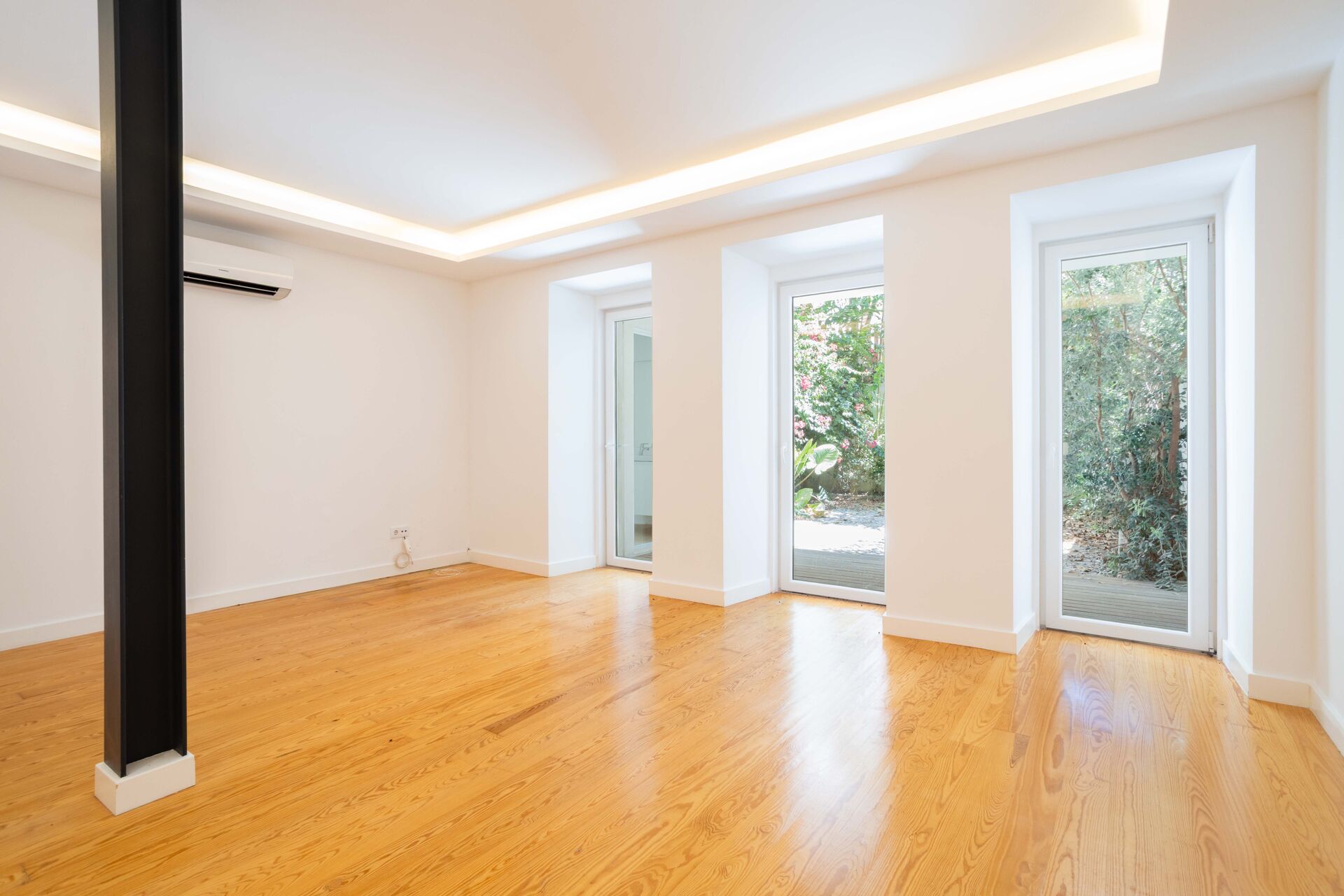 Apartamento Remodelado com Pequeno Jardim: O Refúgio Moderno para a Sua Família!