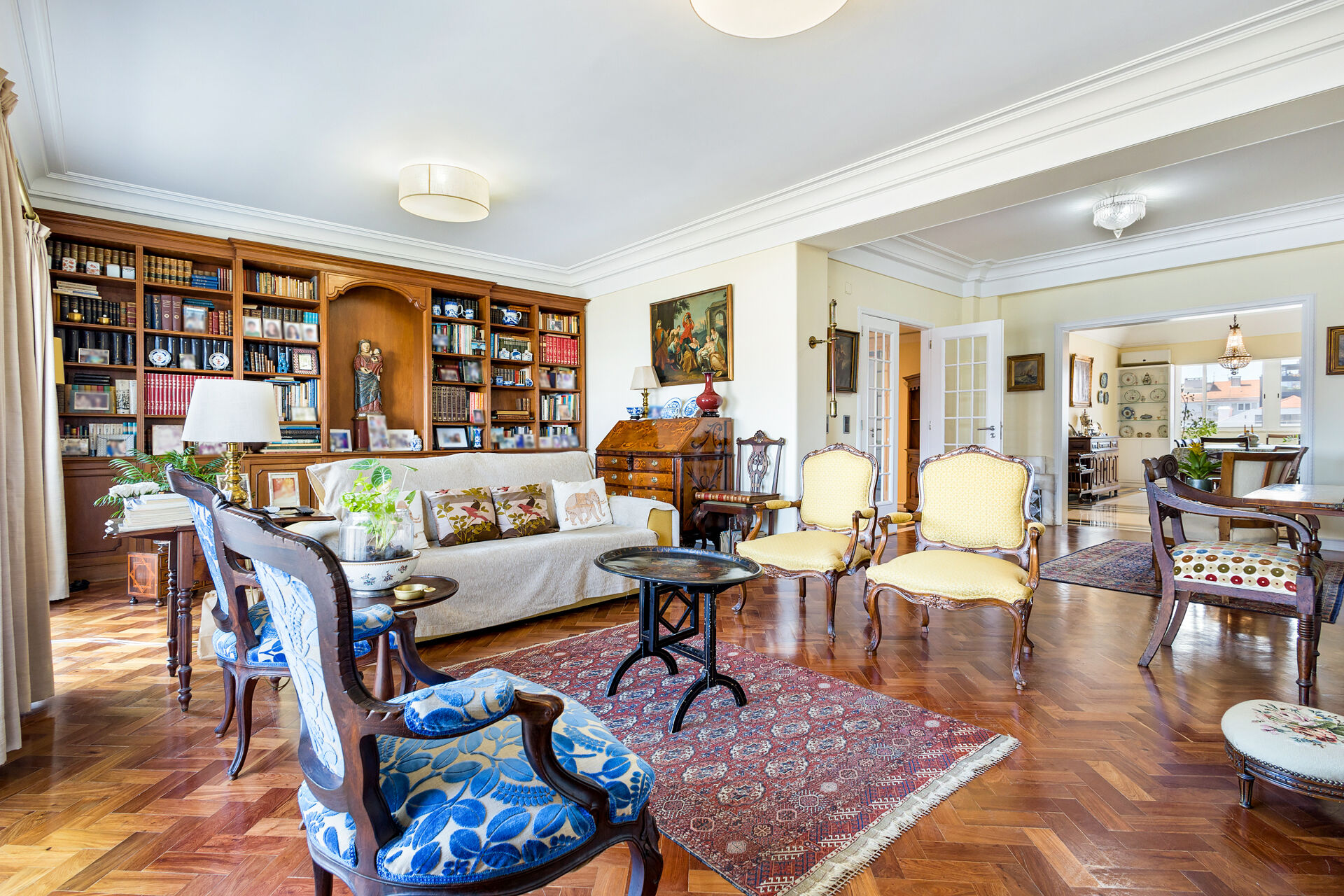 Apartamento Luxuoso na Avenida da República: 6 Quartos com Varandas e Estacionamento Privativo!
