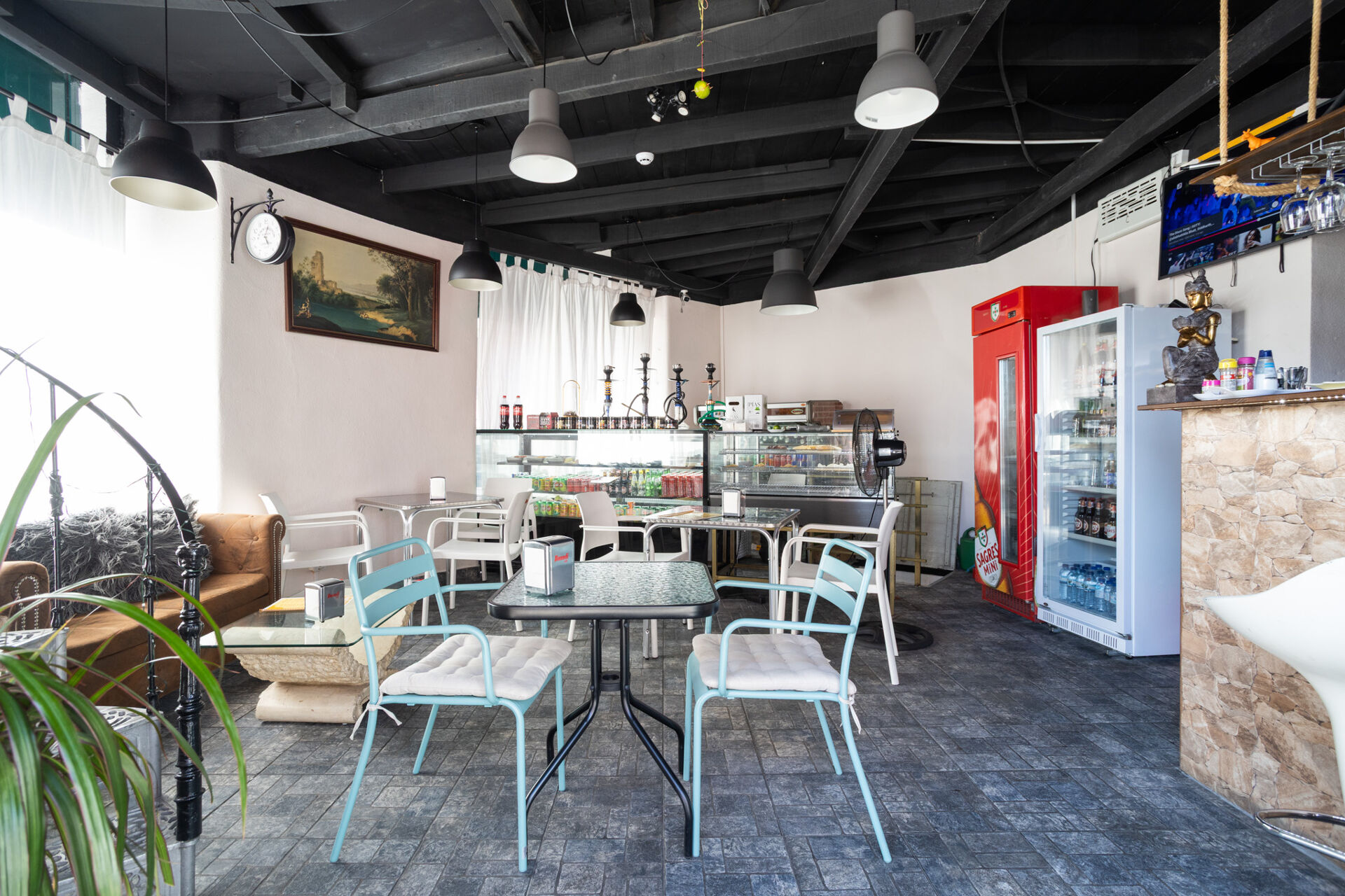 Invista no Futuro: Espaço Comercial Versátil em Campo Ourique