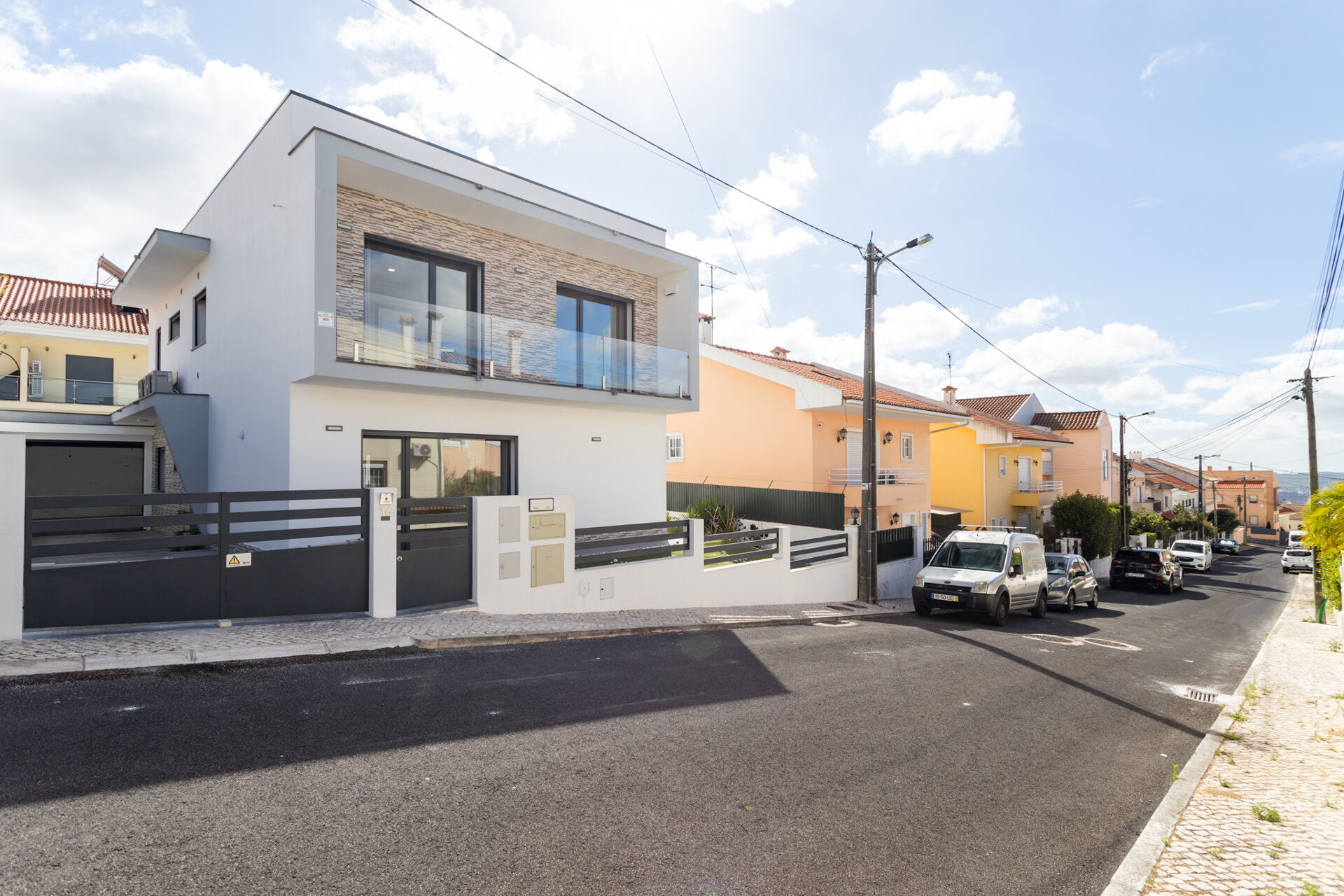 Moradia T3 em Famões: Luz, Espaço e Conforto com Jardim e Estacionamento