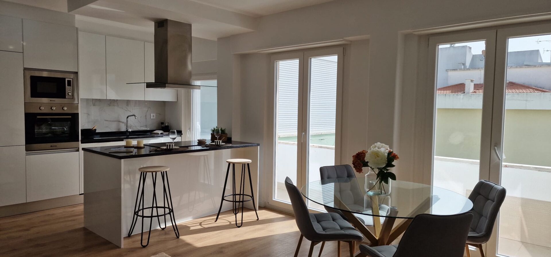 Apartamentos de Sonho na Tranquilidade Urbana - Totalmente Remodelado com Acabamentos de Luxo e Varandas Espetaculares!
