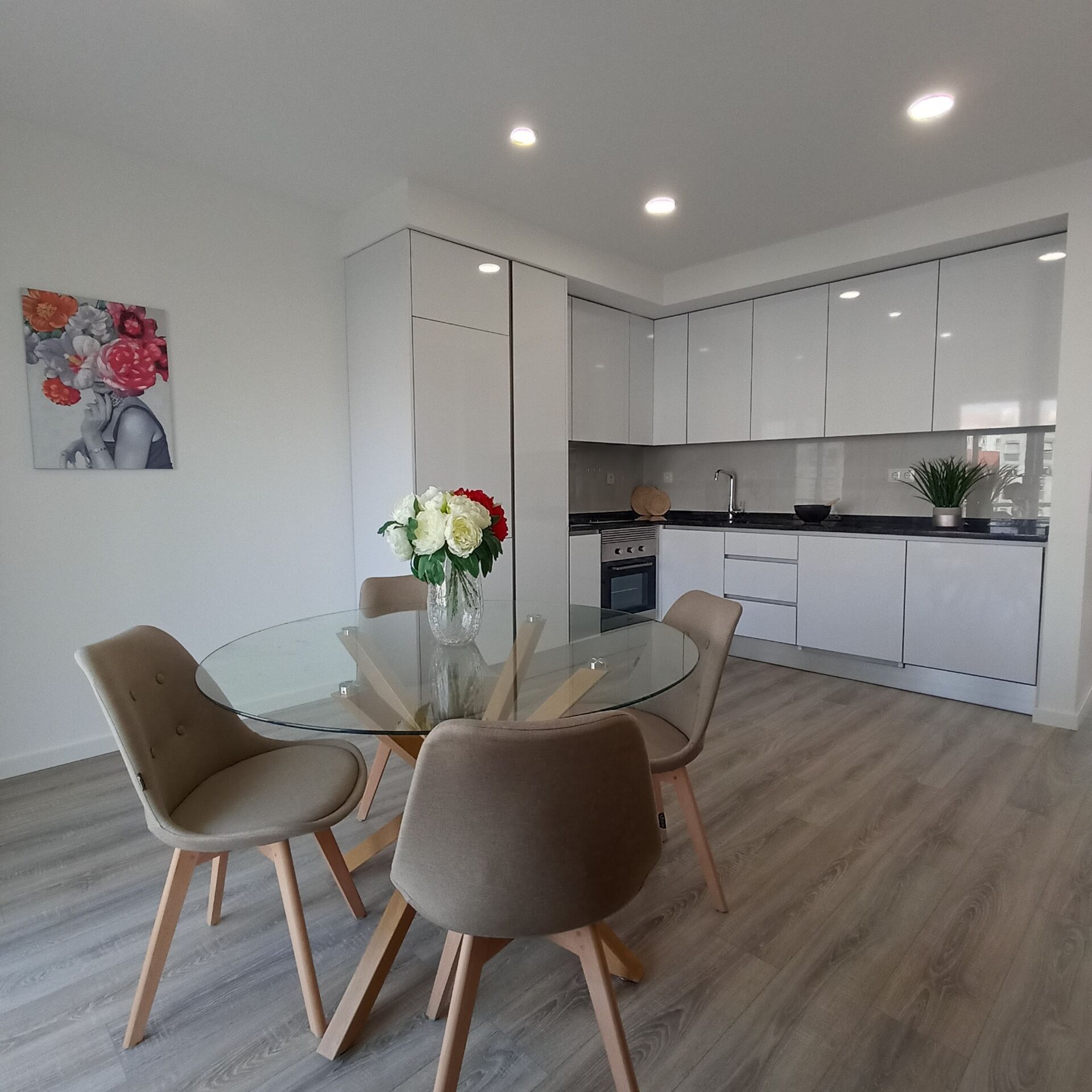 Apartamentos de Sonho na Tranquilidade Urbana - Totalmente Remodelado com Acabamentos de Luxo e Varandas Espetaculares!
