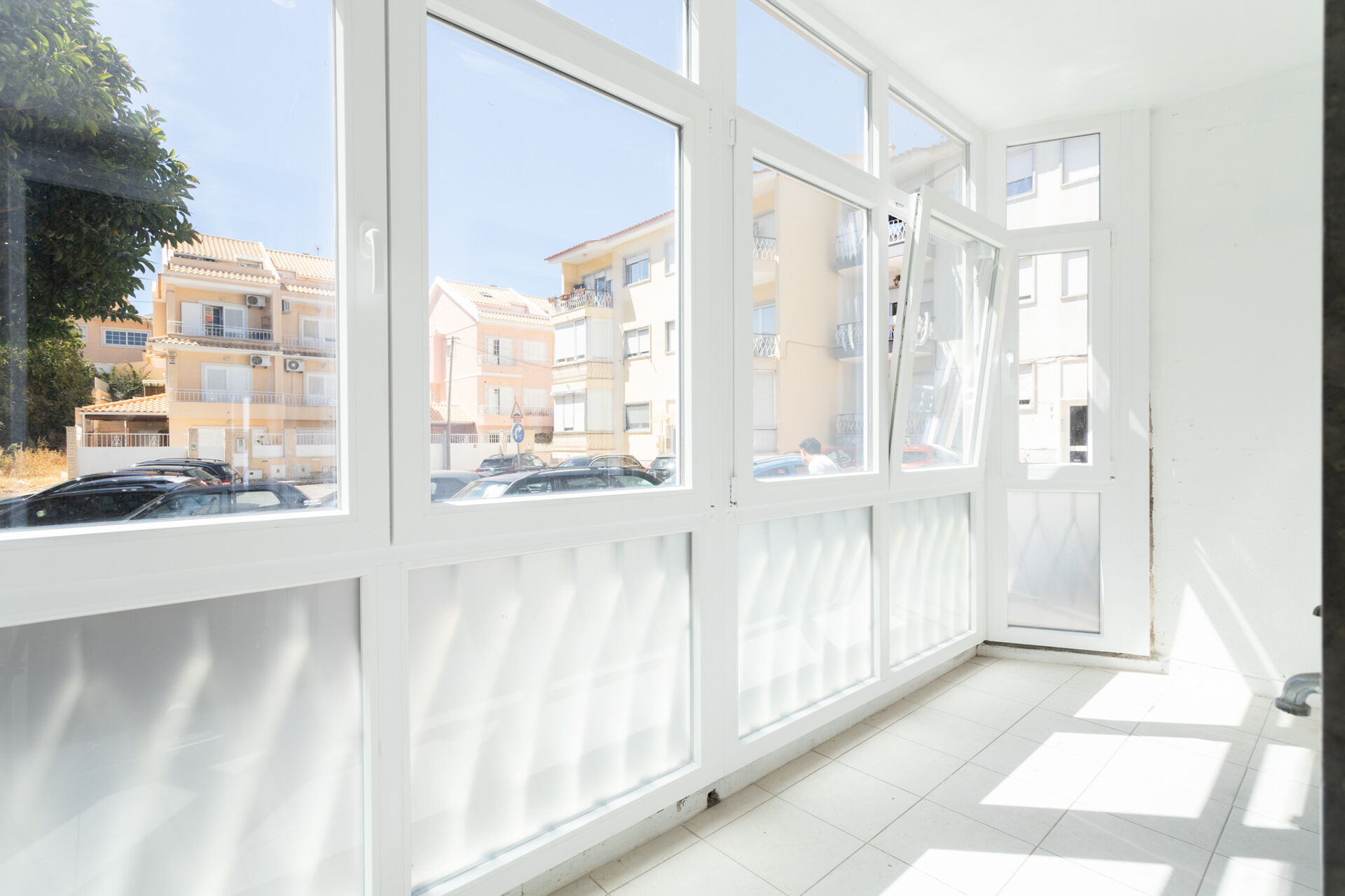 Apartamento T2 a 4 minutos do Centro da Parede – Excelente Localização e Qualidade de Vida!