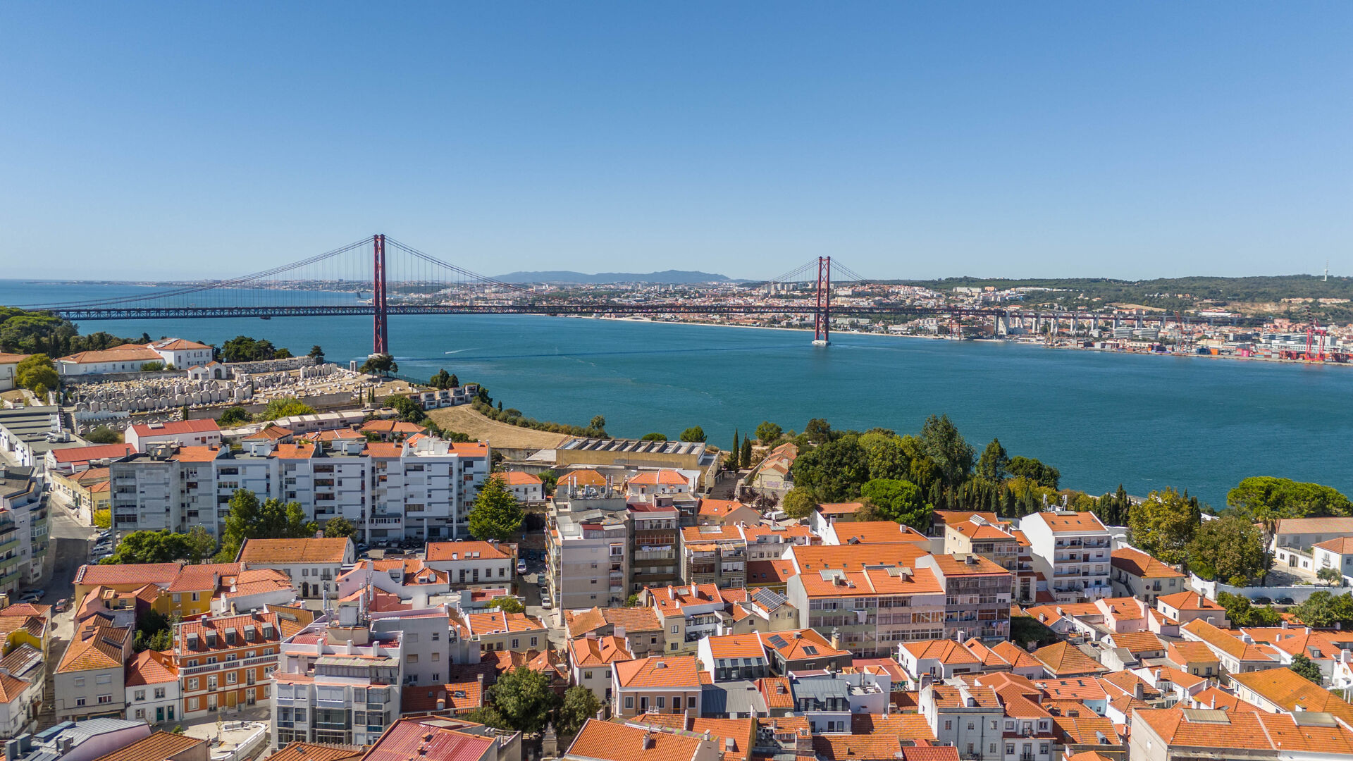 Prédio no Coração Histórico de Almada: Renovação Total c/ Projeto Aprovado