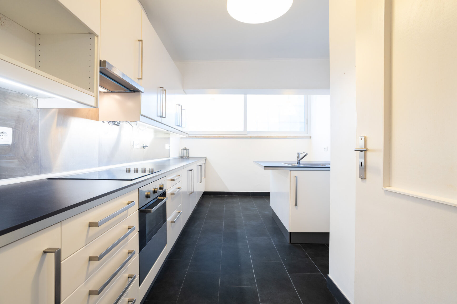 Apartamento T3 Luminoso e Acolhedor no Coração de Cascais com Terraço e Estacionamento!
