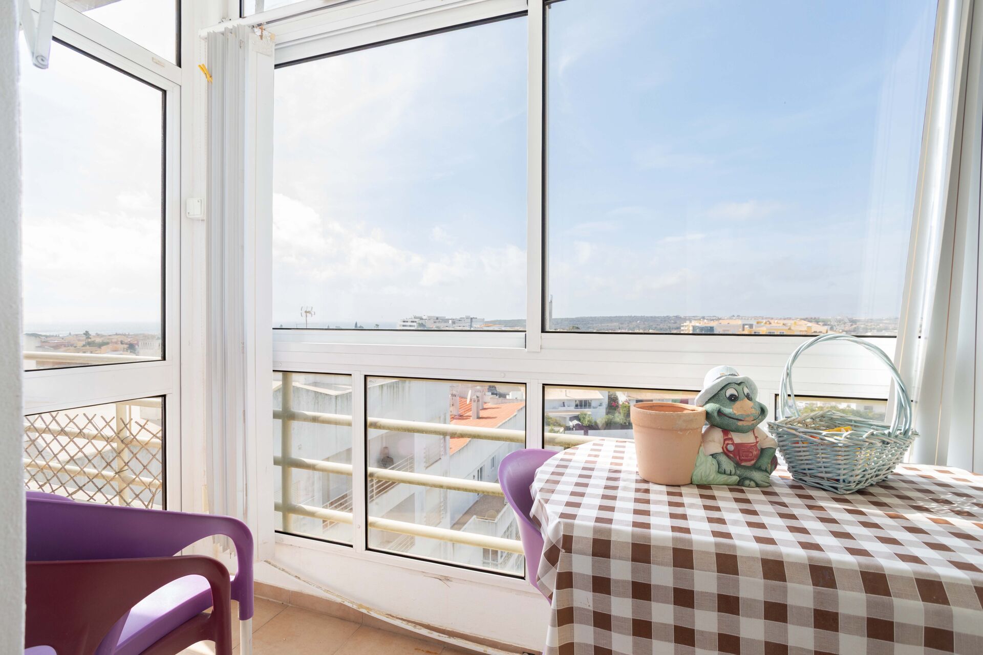 Encantador Apartamento T2 Familiar no Coração do Algarve: Conforto, Conveniência e Vistas Deslumbrantes!
