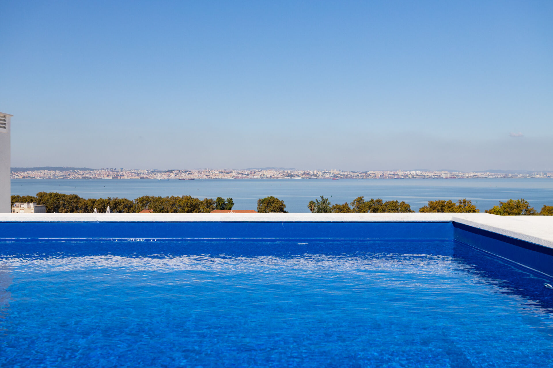 T2 com terraço e piscina a estrear