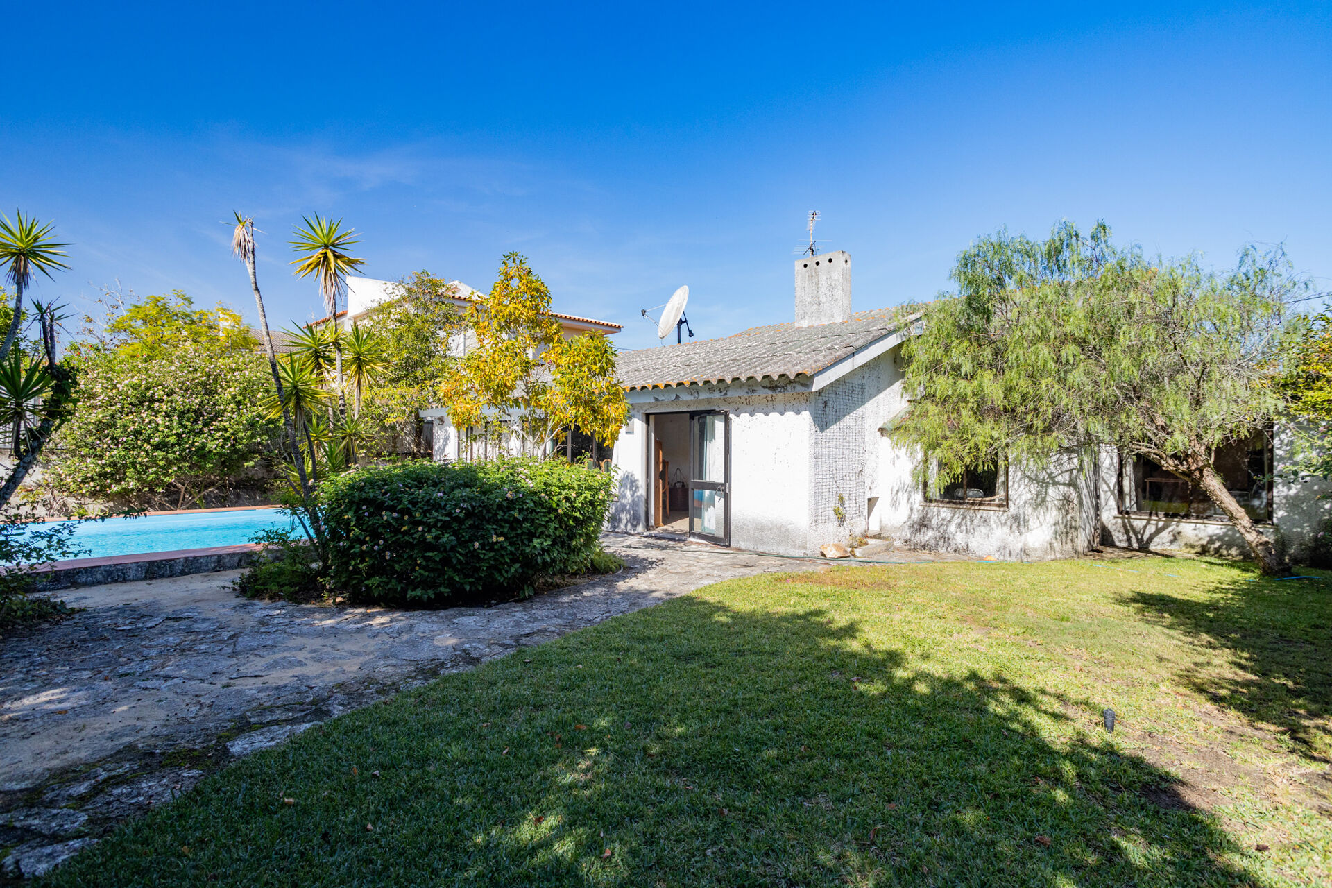 Einfamilienhaus mit Pool und 734 m² Grundstück zum Renovieren | Sesimbra

