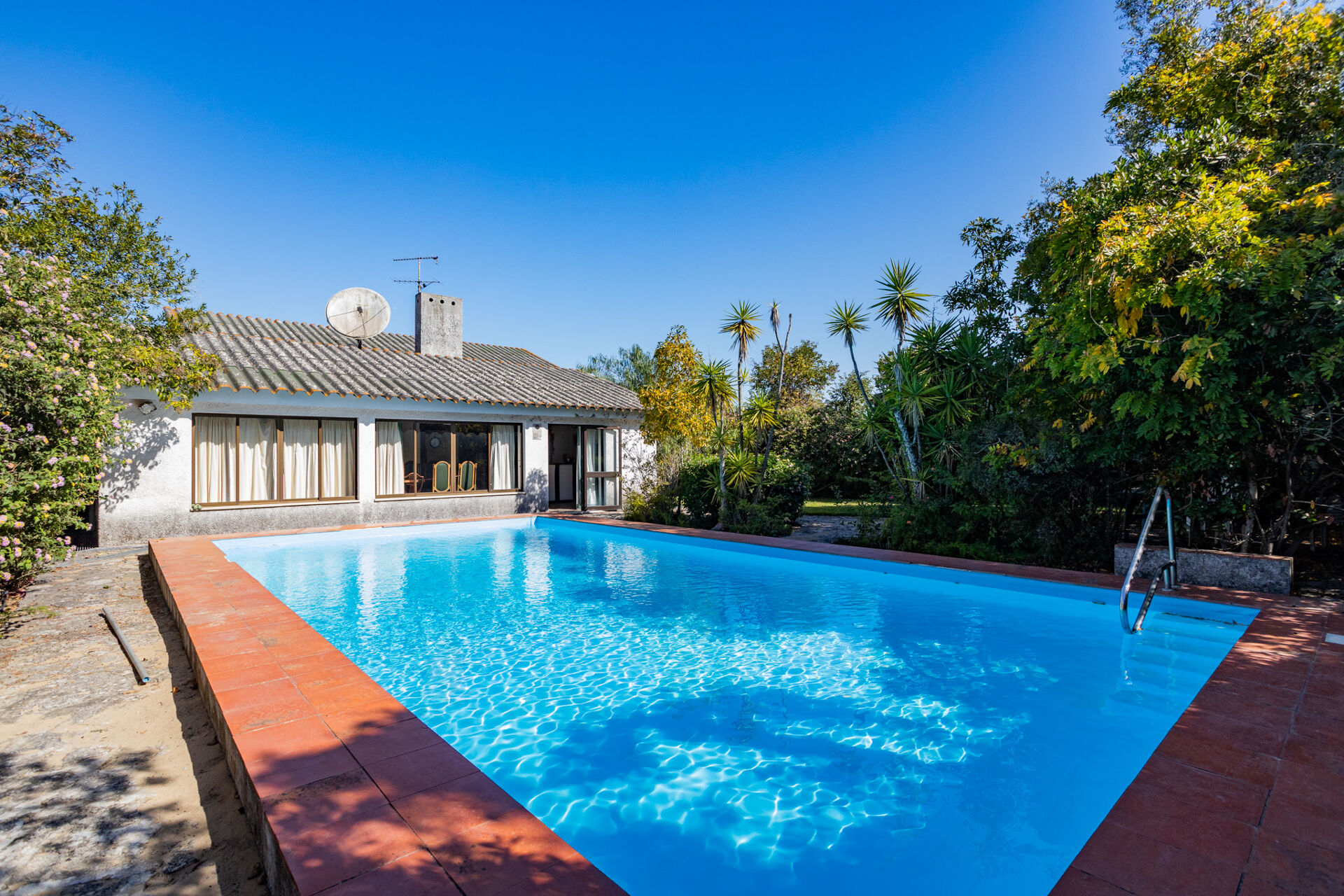 OPORTUNIDADE DE INVESTIMENTO EM SESIMBRA | LOTE 734 m² COM MORADIA E PISCINA