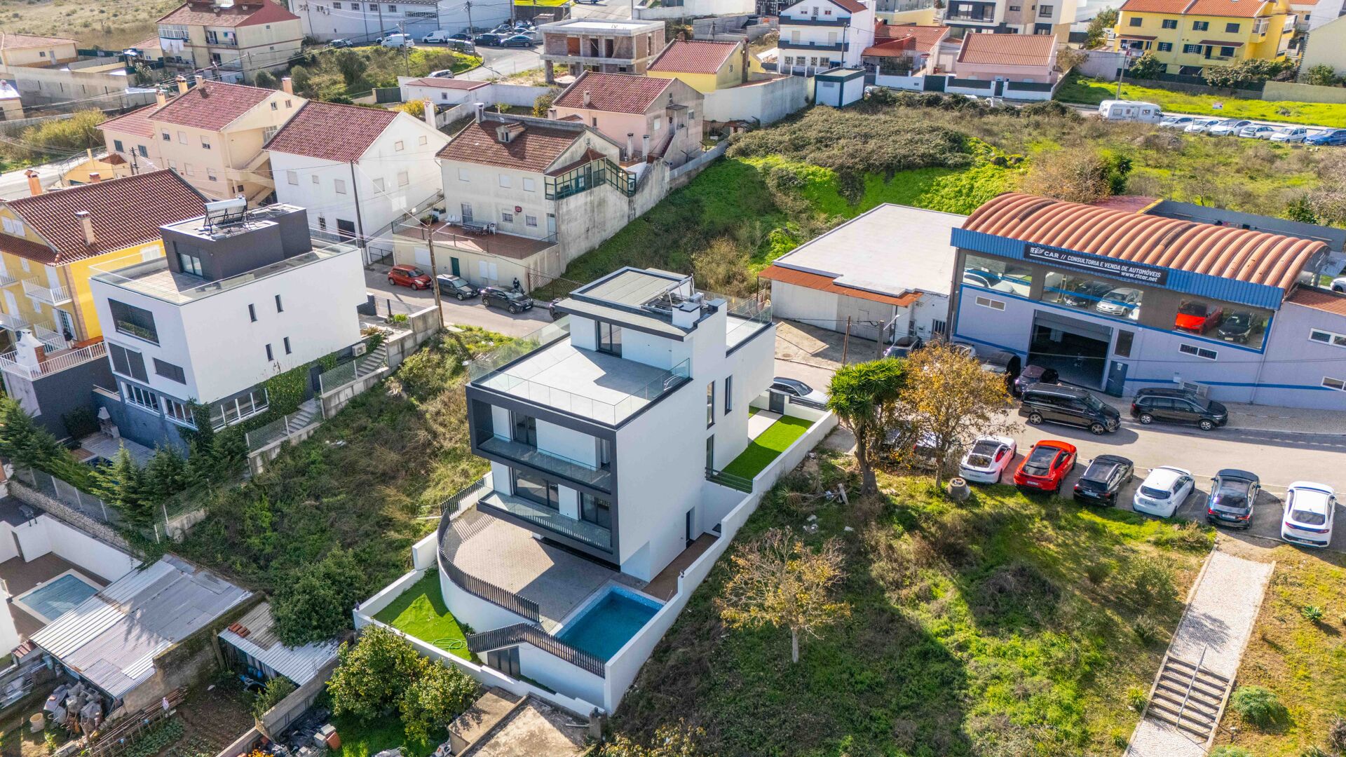 Luxuosa Moradia Isolada com Vista Panorâmica sobre Lisboa e Rooftop Privado com Piscina – Viva o melhor da vida urbana em estilo incomparável!
