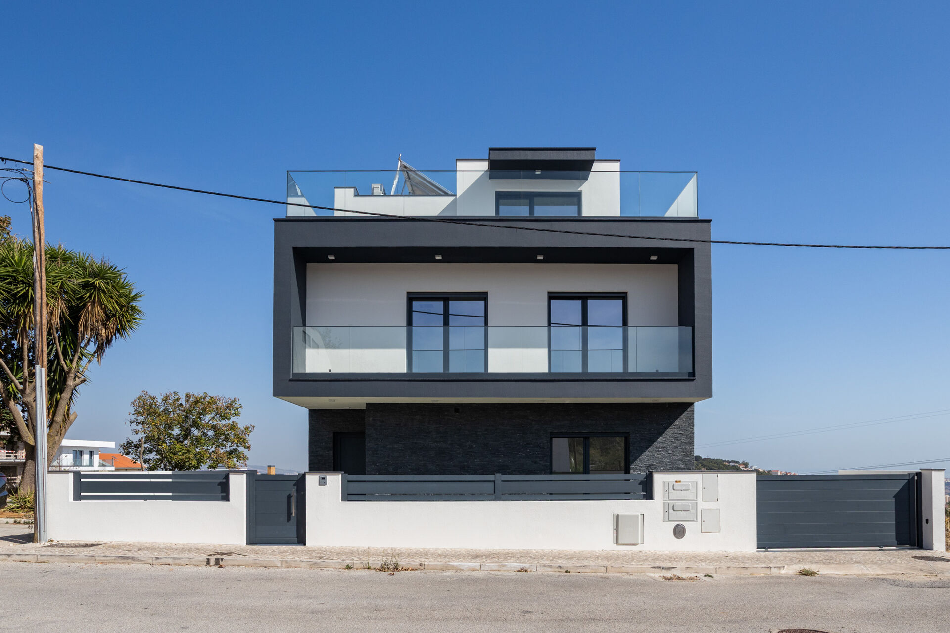 Luxuosa Moradia Isolada com Vista Panorâmica sobre Lisboa e Rooftop Privado com Piscina – Viva o melhor da vida urbana em estilo incomparável!
