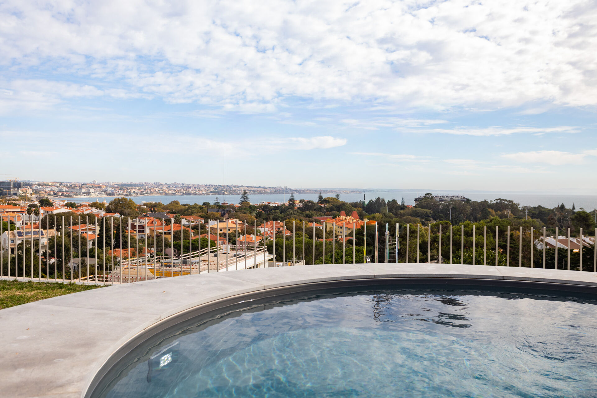 Apartamento T3 · Vista Frontal de Mar · Piscina · 6 Estacionamentos