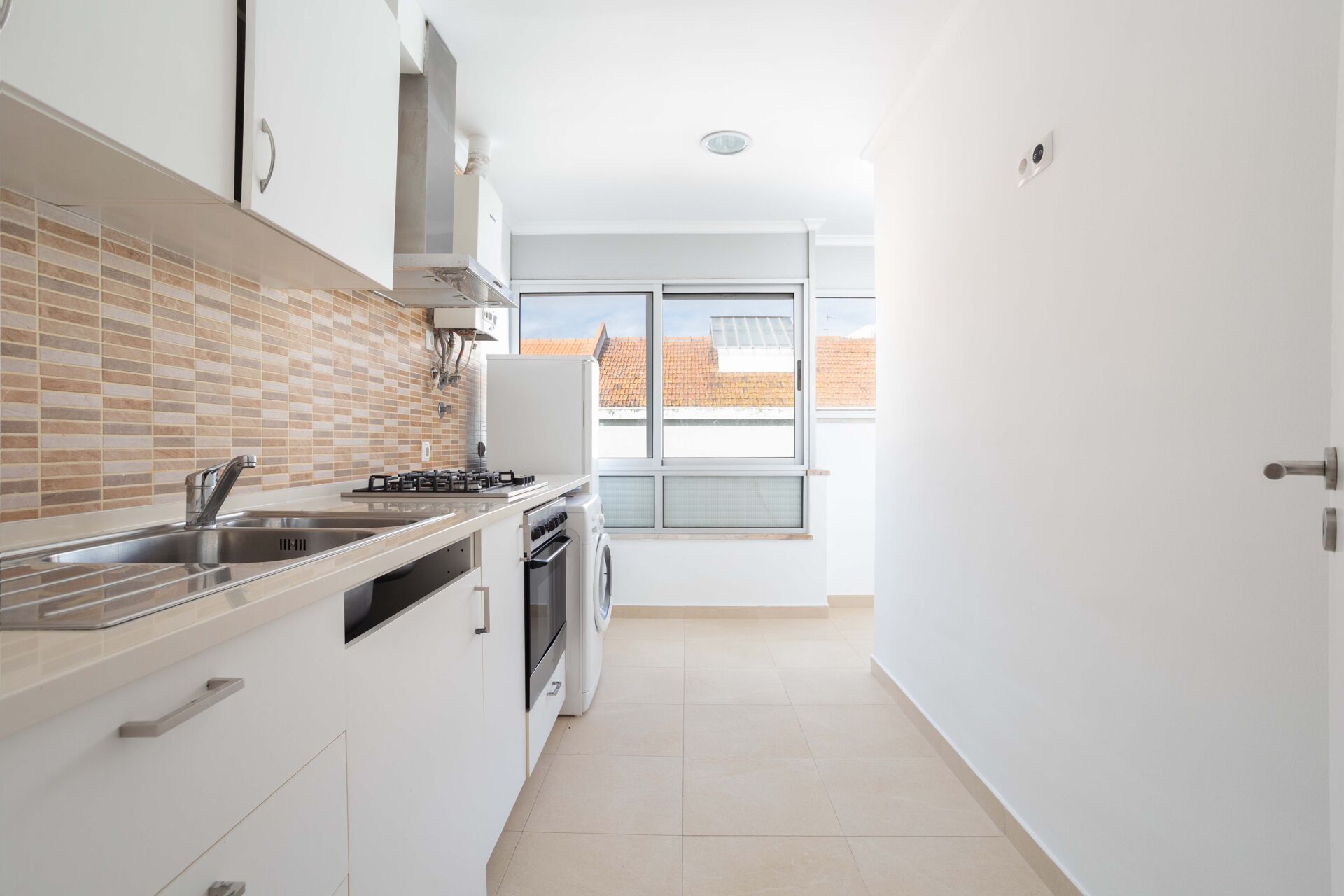 Olá Lisboa! Apartamento T1 cozinha equipada, duas casas de banho. 
