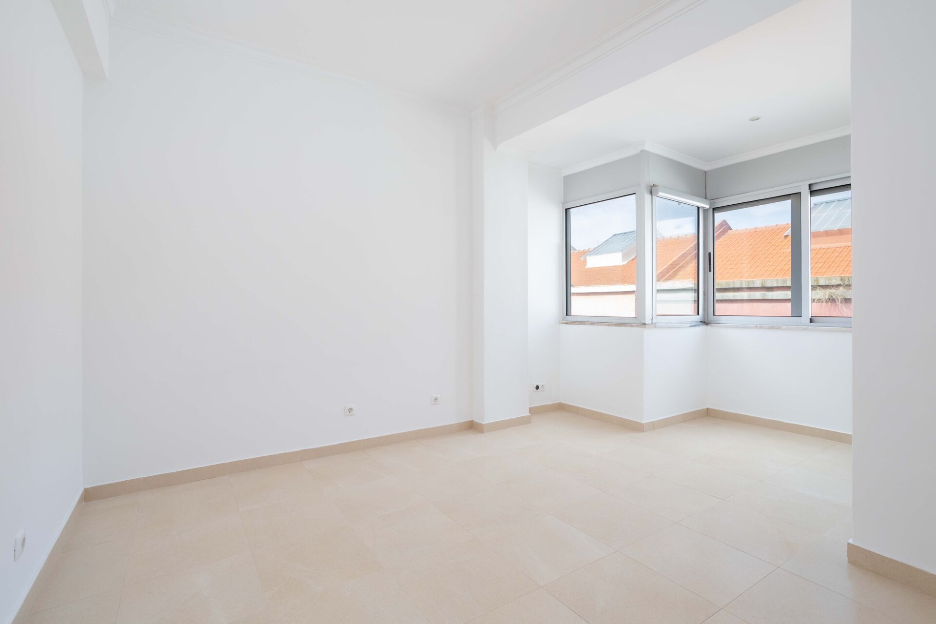 T1 bem localizado com cozinha equipada.