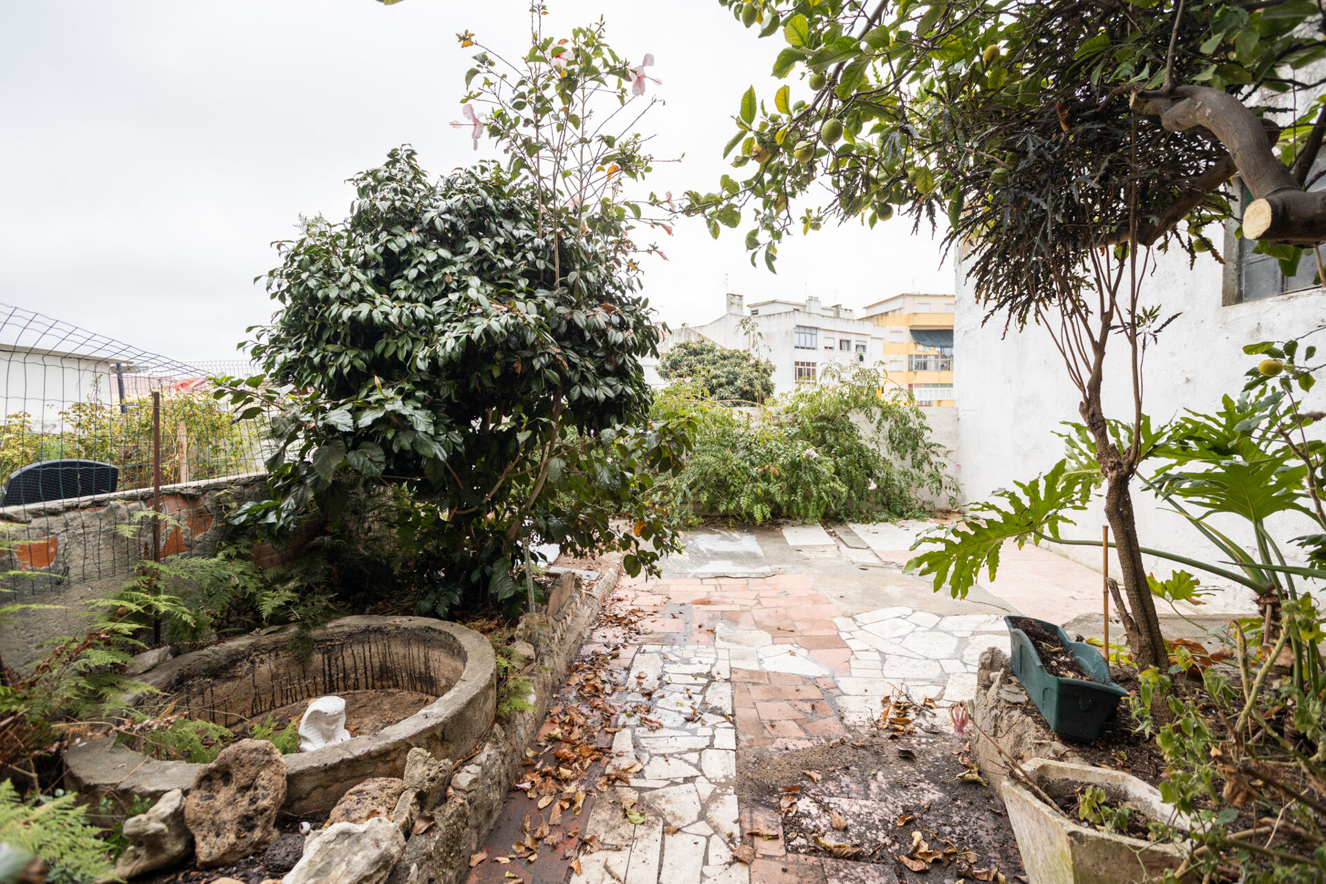 Apartamento T2+1 na Amora, com garagem e logradouro