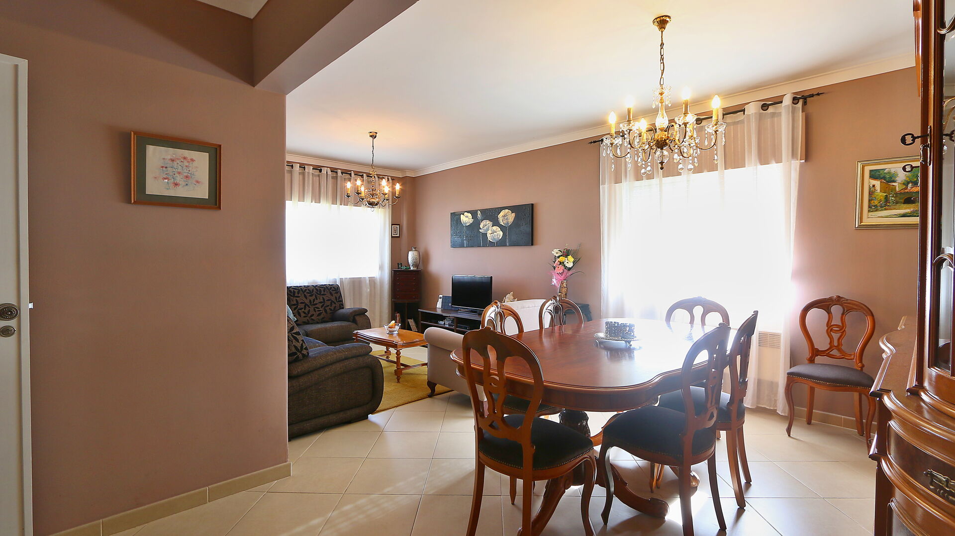 Apartamento T4 com 163m2, parqueamento e arrecadação.