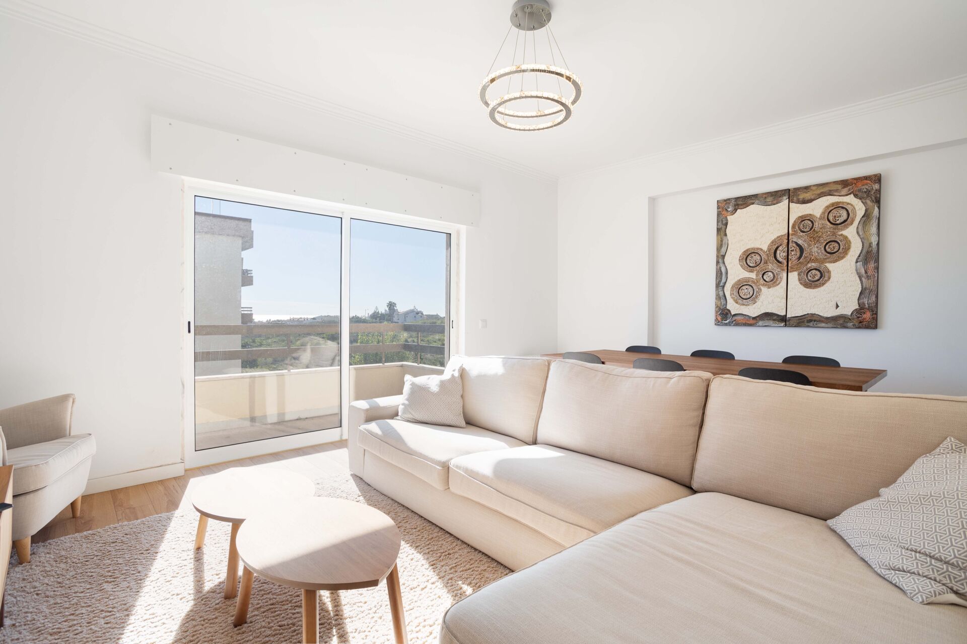 Apartamento Familiar T3 Remodelado com Varandas e Vista Verde em Localização Privilegiada!
