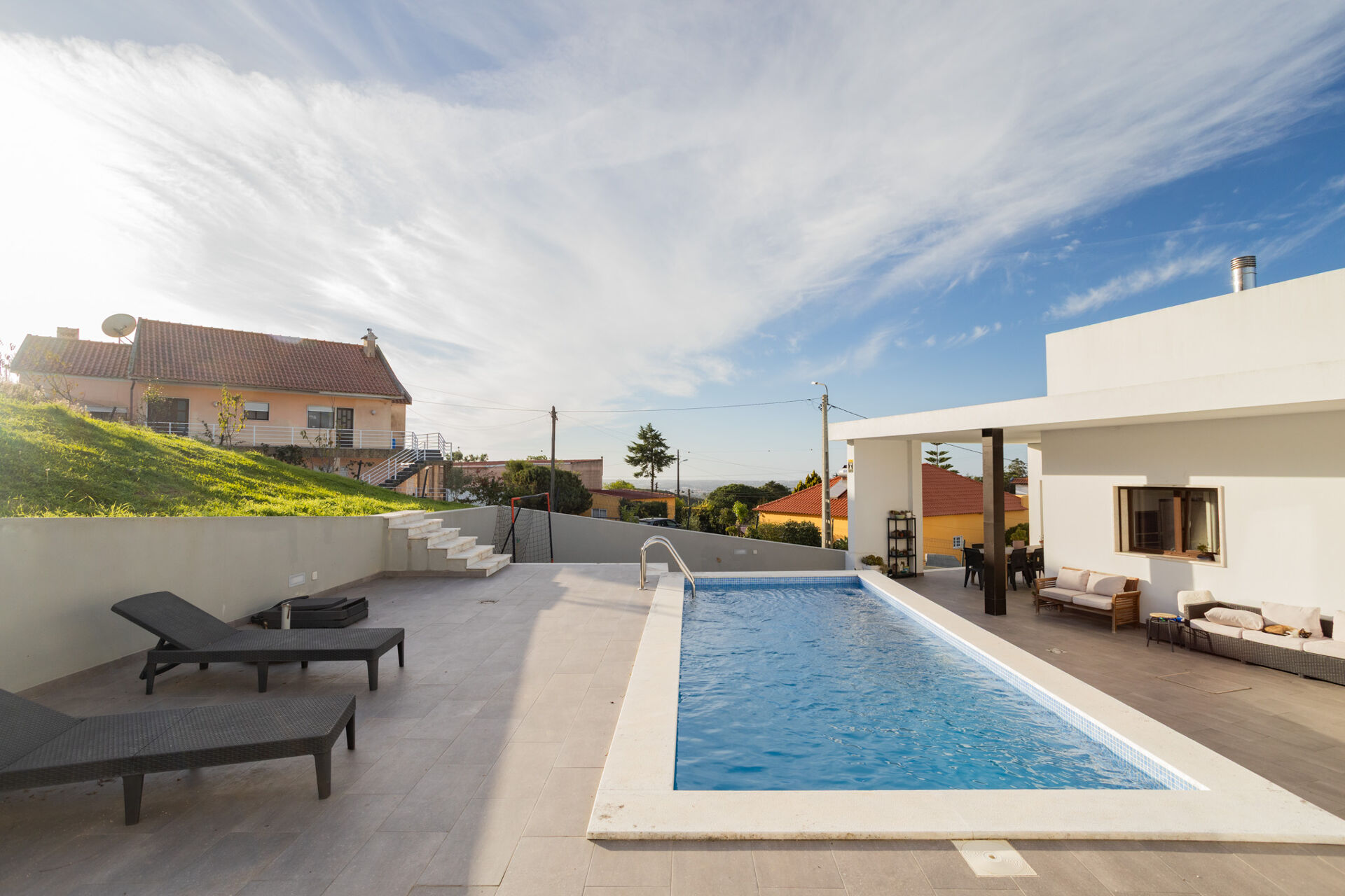 Luxueuse villa de plain-pied à la périphérie de Lisbonne : confort, intimité et durabilité sur 2740 m² de pur charme !

