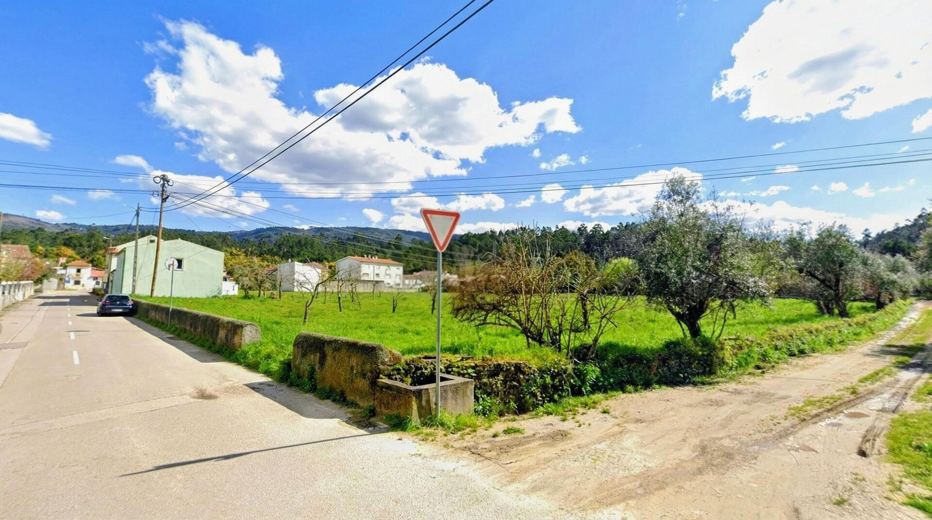 Terreno Urbanizável: Crie a Casa dos Seus Sonhos em Ambiente Tranquilo e Familiar
